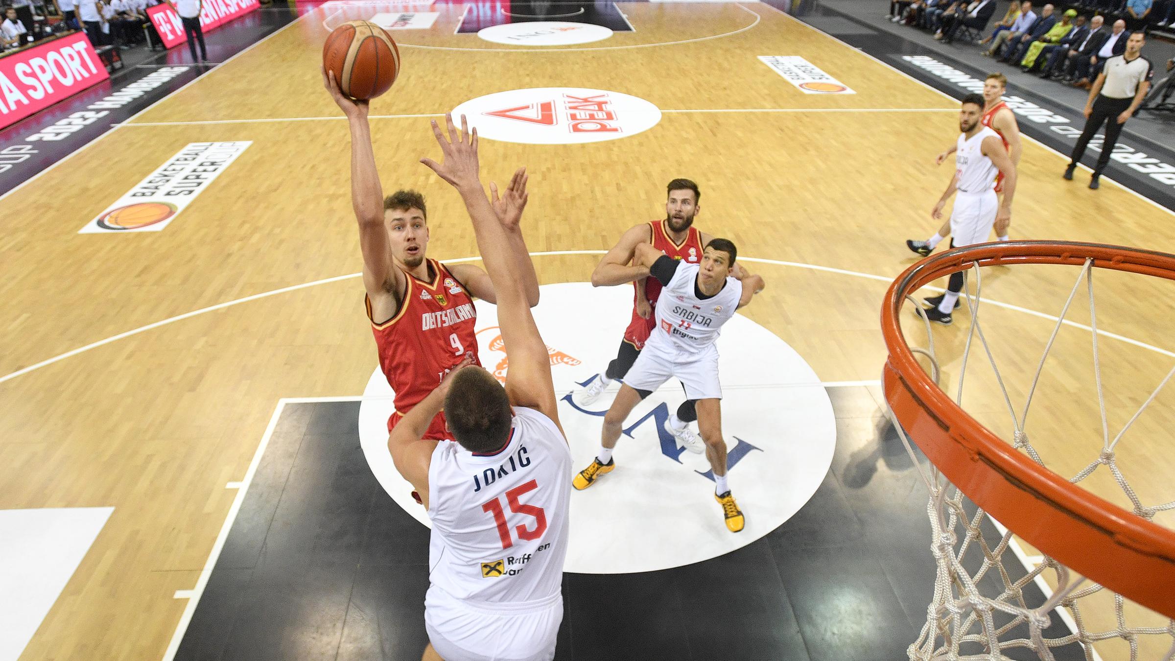 Basketball-Supercup, Deutschland - Serbien, Finale: Deutschlands Franz Wagner (l.) geht gegen Nikola Jokic (vorne) aus Serbien zum Korb.