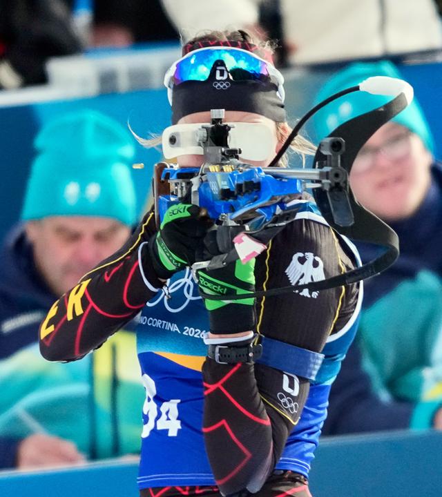 Franziska Preuss steht am Schießstand beim Biathlon am 08.02.2026 in Antholz.