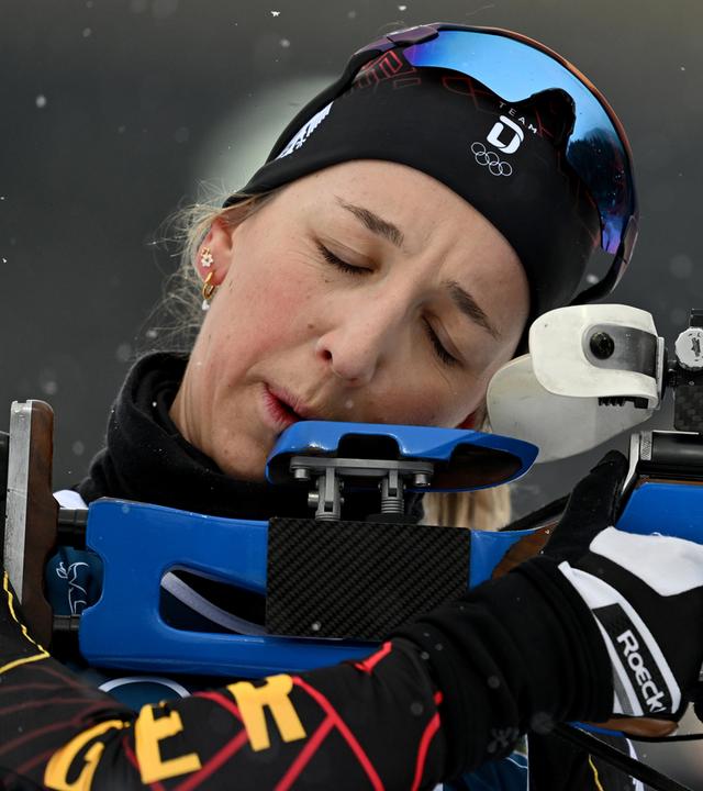 Franziska Preuß (Deutschland) beim Anschießen. 