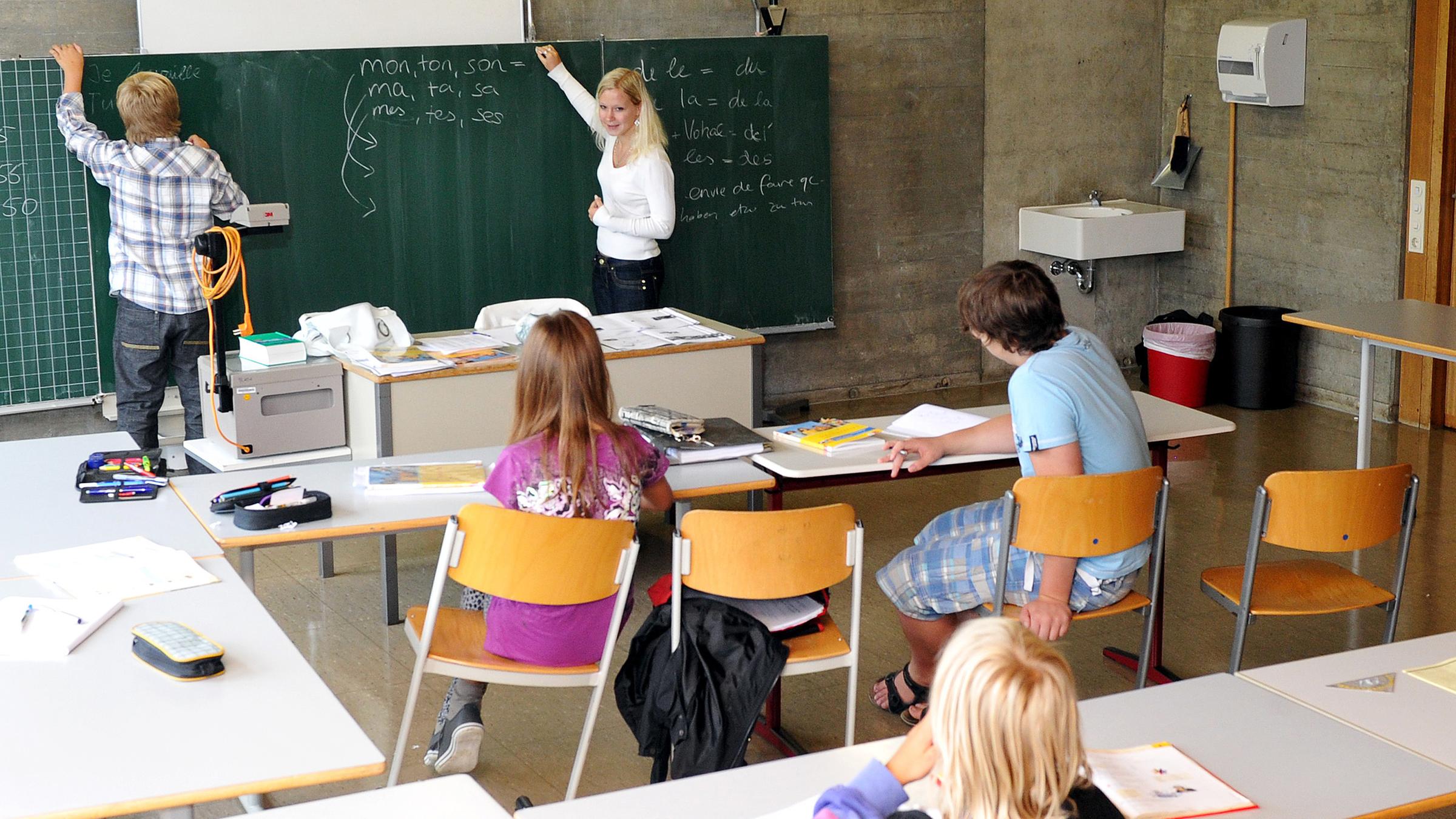 Maria gibt am Donnerstag (05.08.2010) in Münsingen (Kreis Reutlingen) im Gymnasium Französischunterricht
