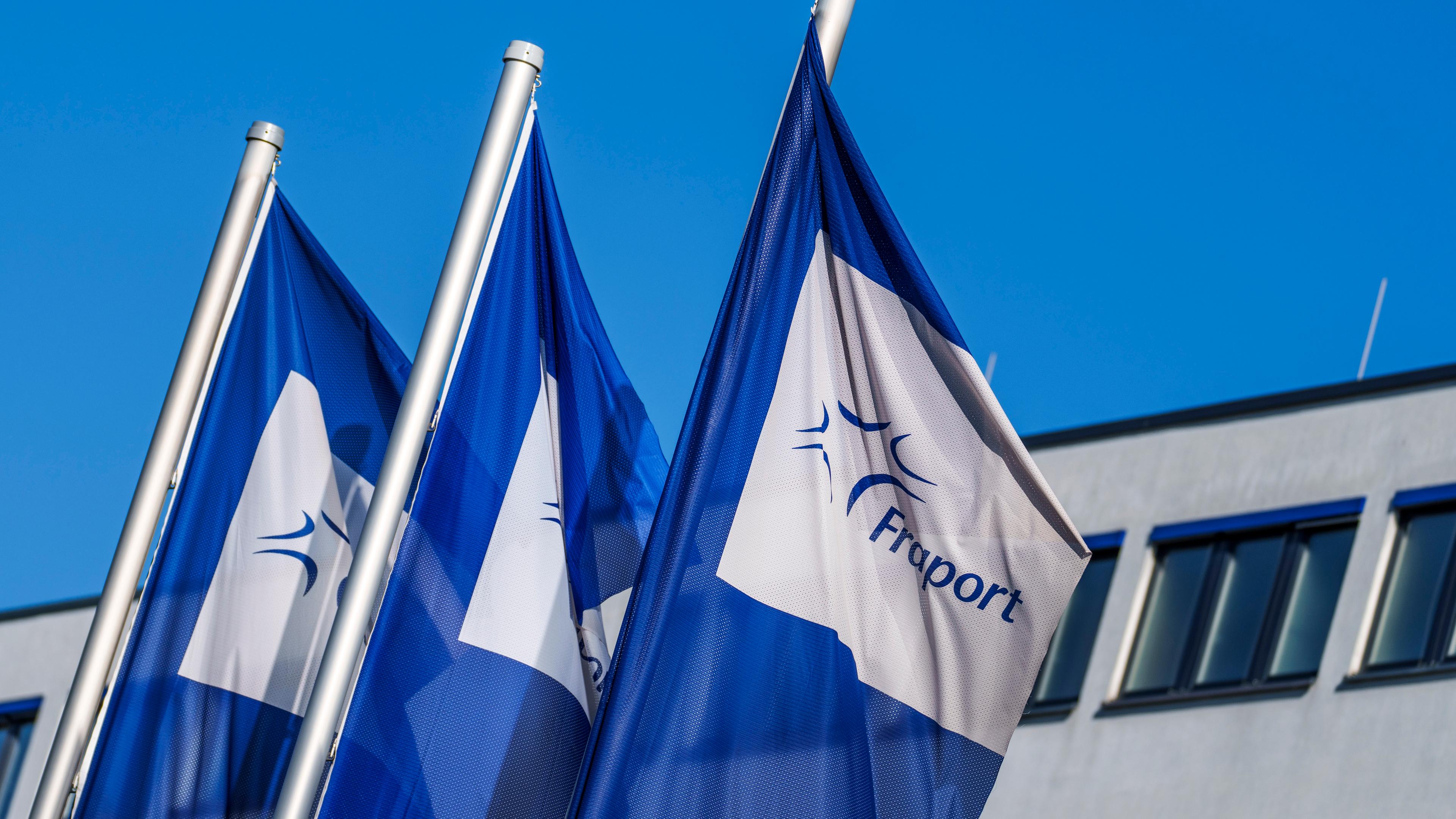 Hessen, Frankfurt/Main: Flaggen mit dem Logo der Fraport AG stehen vor der Firmenzentrale im Wind.