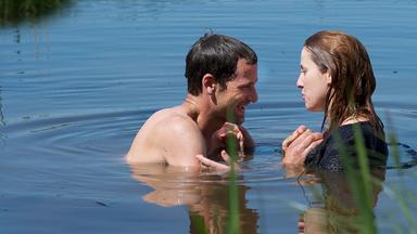 Matthias (Florian Stetter) und seine Frau Nelly (Marlene Morreis) stehen sich im See dicht gegenüber.