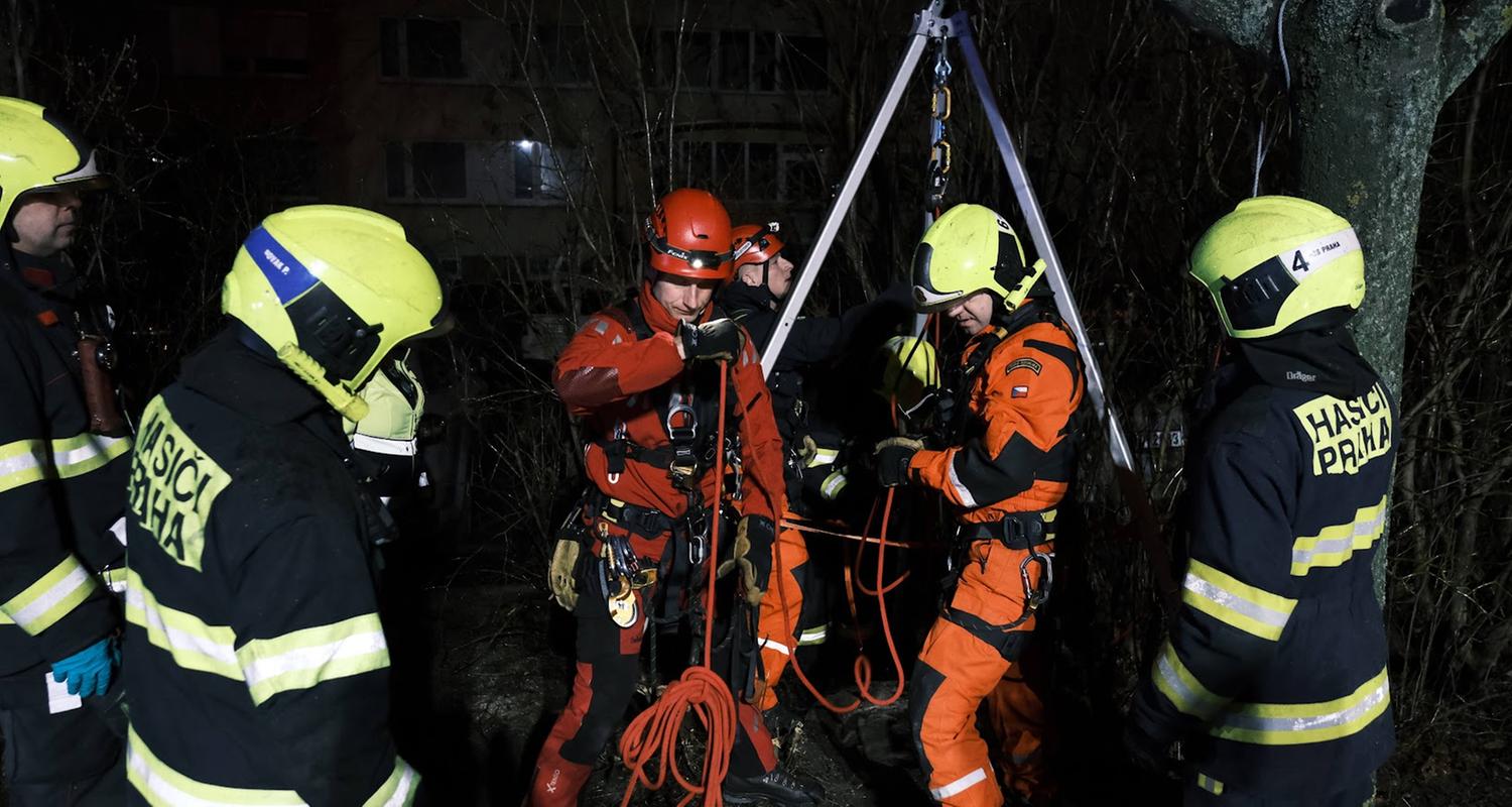 Tschechien, Prag: Einsatzkräfte der Feuerwehr sind am Unglücksort im Einsatz.