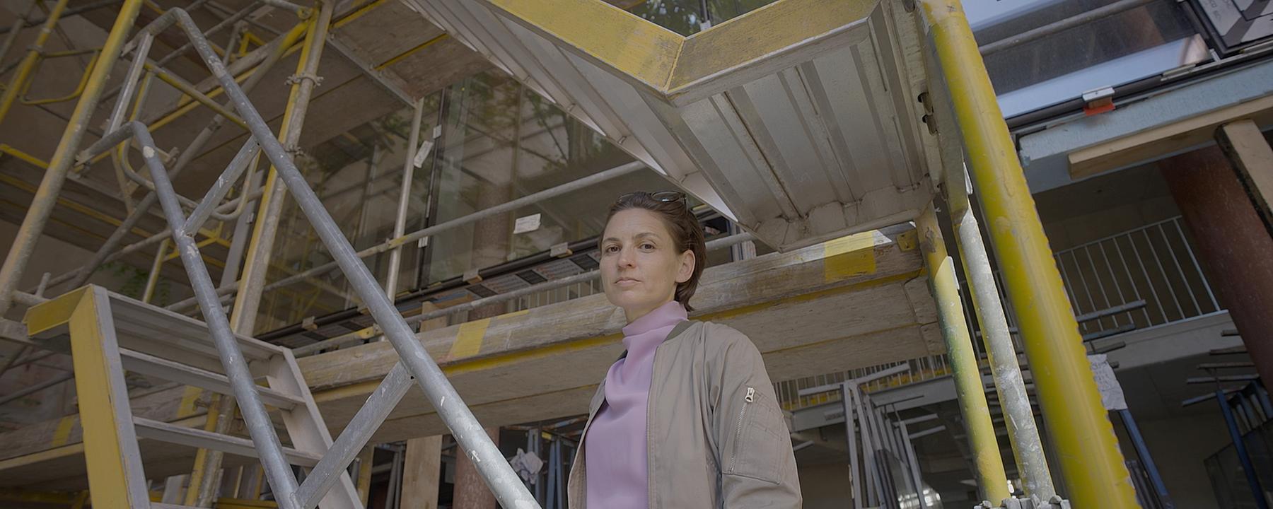 Architektin Johanna Meyer-Grohbrügge auf der Baustelle des von ihr entworfenen Apartmenthauses in der Kurfürstenstraße 142 in Berlin.