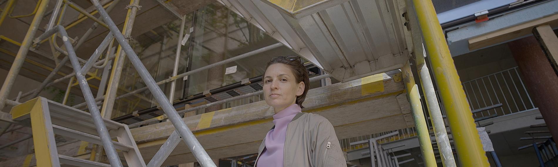 Architektin Johanna Meyer-Grohbrügge auf der Baustelle des von ihr entworfenen Apartmenthauses in der Kurfürstenstraße 142 in Berlin.