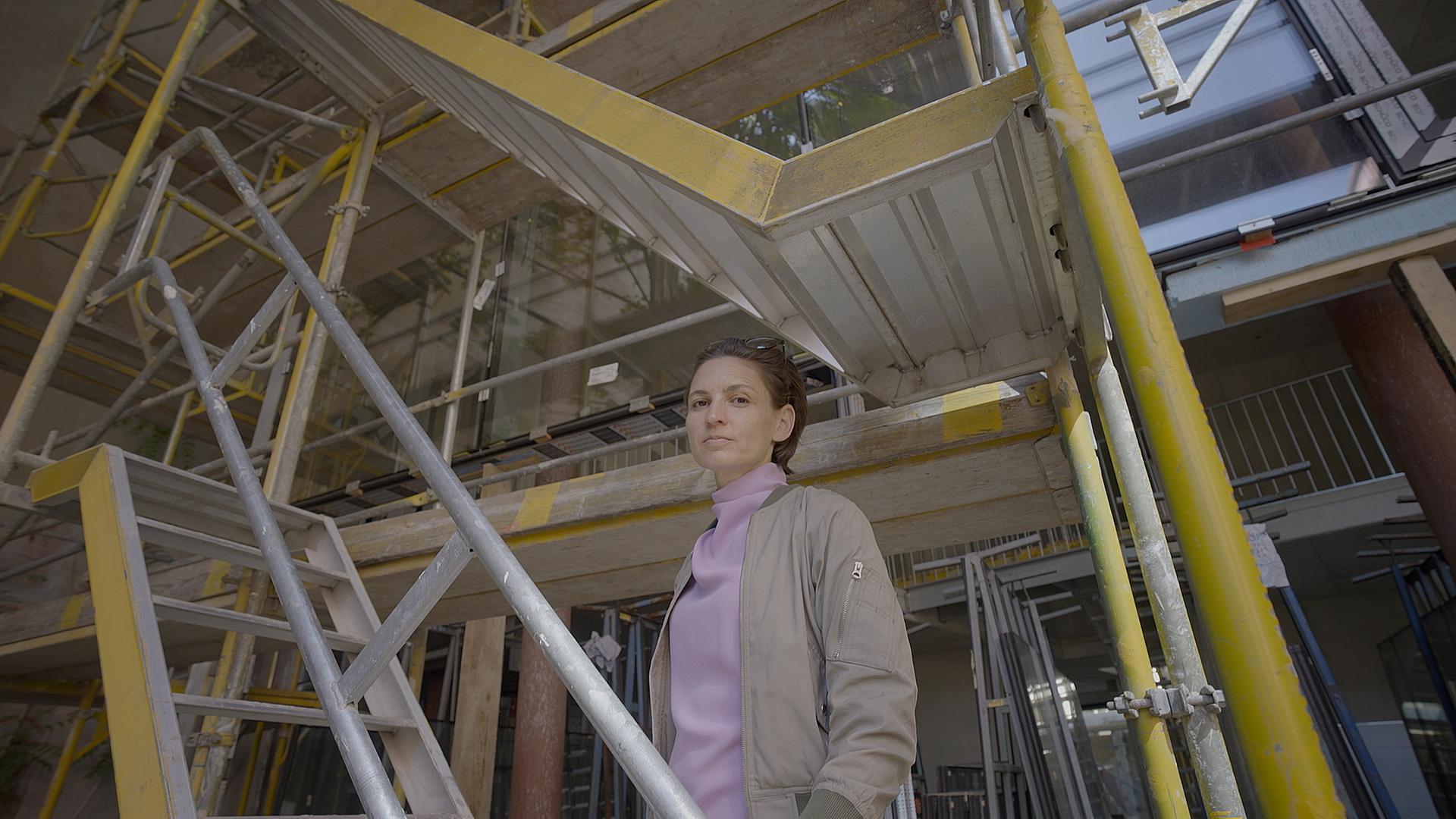 Architektin Johanna Meyer-Grohbrügge auf der Baustelle des von ihr entworfenen Apartmenthauses in der Kurfürstenstraße 142 in Berlin.