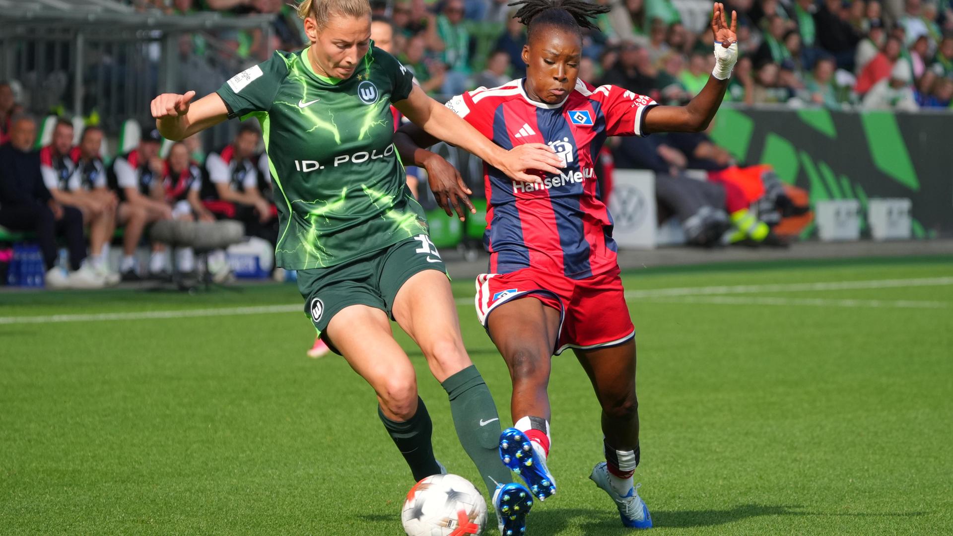 Sarai Linder und Magou Doucouré (Hamburger SV) beim Spiel VfL Wolfsburg gegen Hamburger SV in der Google Pixel Frauen-Bundesliga.