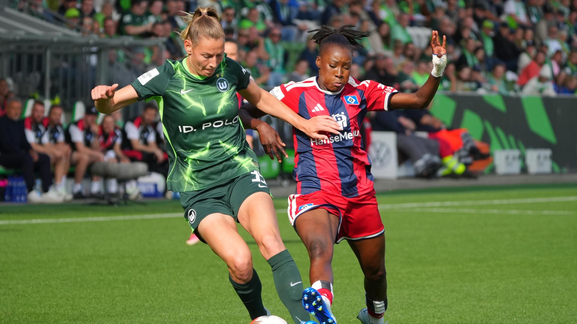 Sarai Linder und Magou Doucouré (Hamburger SV) beim Spiel VfL Wolfsburg gegen Hamburger SV in der Google Pixel Frauen-Bundesliga.