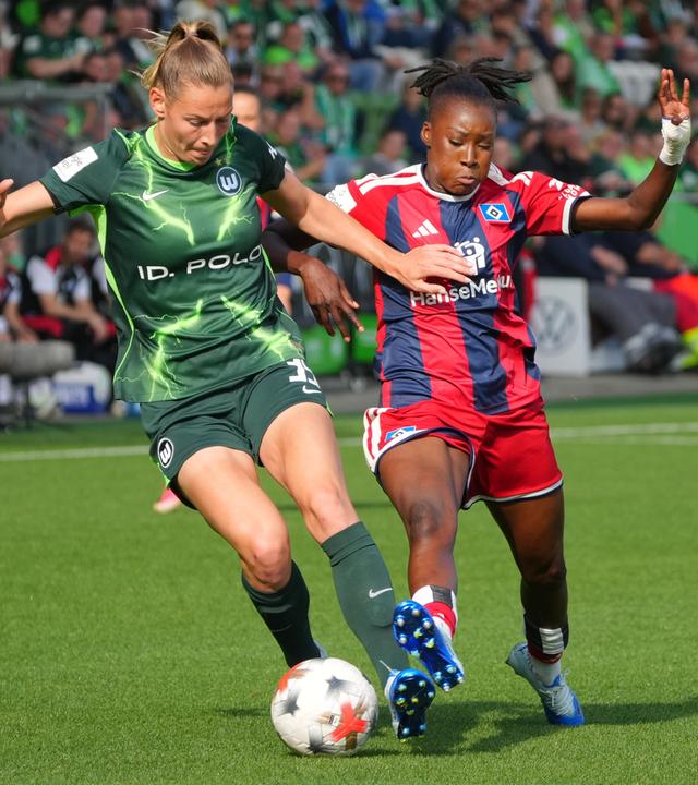 Sarai Linder und Magou Doucouré (Hamburger SV) beim Spiel VfL Wolfsburg gegen Hamburger SV in der Google Pixel Frauen-Bundesliga.