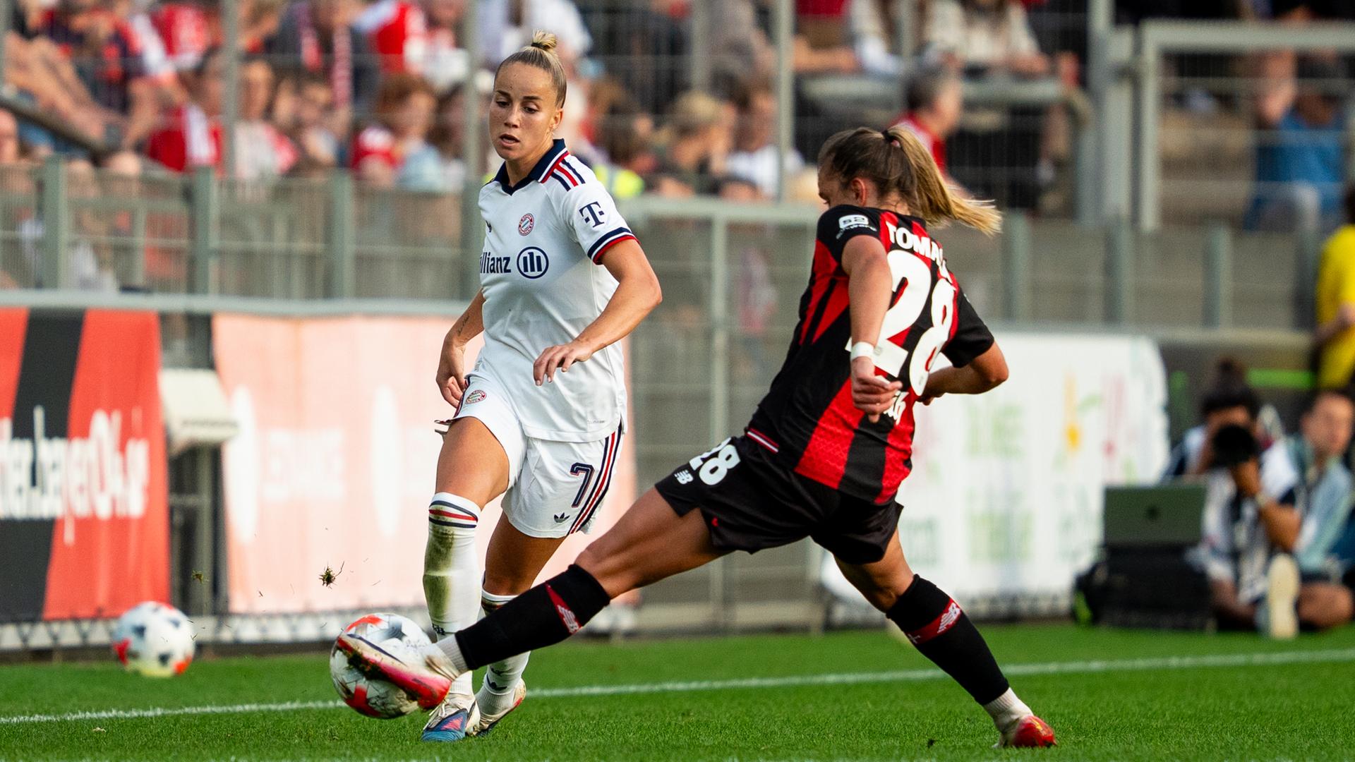 Frauen-Bundesliga, Bayer 04 Leverkusen - FC Bayern München: Paulina Tomasiak (Bayer 04 Leverkusen, #28) blockt einen Pass von Giulia Gwinn (FC Bayern Muenchen, #07)