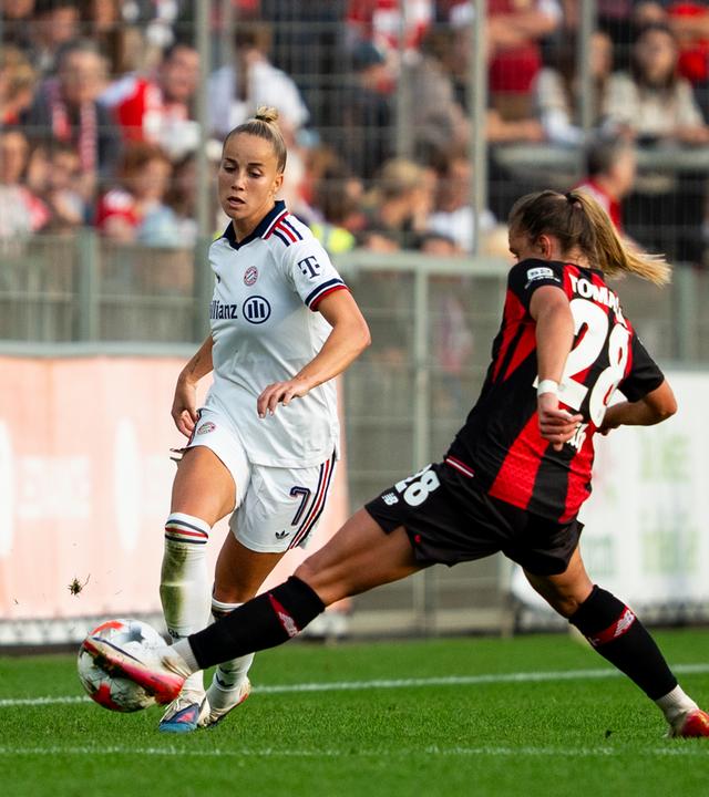 Frauen-Bundesliga, Bayer 04 Leverkusen - FC Bayern München: Paulina Tomasiak (Bayer 04 Leverkusen, #28) blockt einen Pass von Giulia Gwinn (FC Bayern Muenchen, #07)