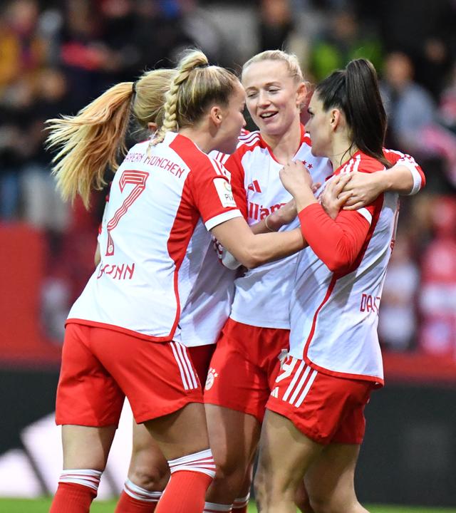 Jovana Damnjanovic (9 Bayern) , Lea Schüller (11 Bayern) , Giulia Gwinn (7 FC Bayern) , Glodis Viggosdottir (4 FC Bayern) jubeln über das Tor zum 2-0.