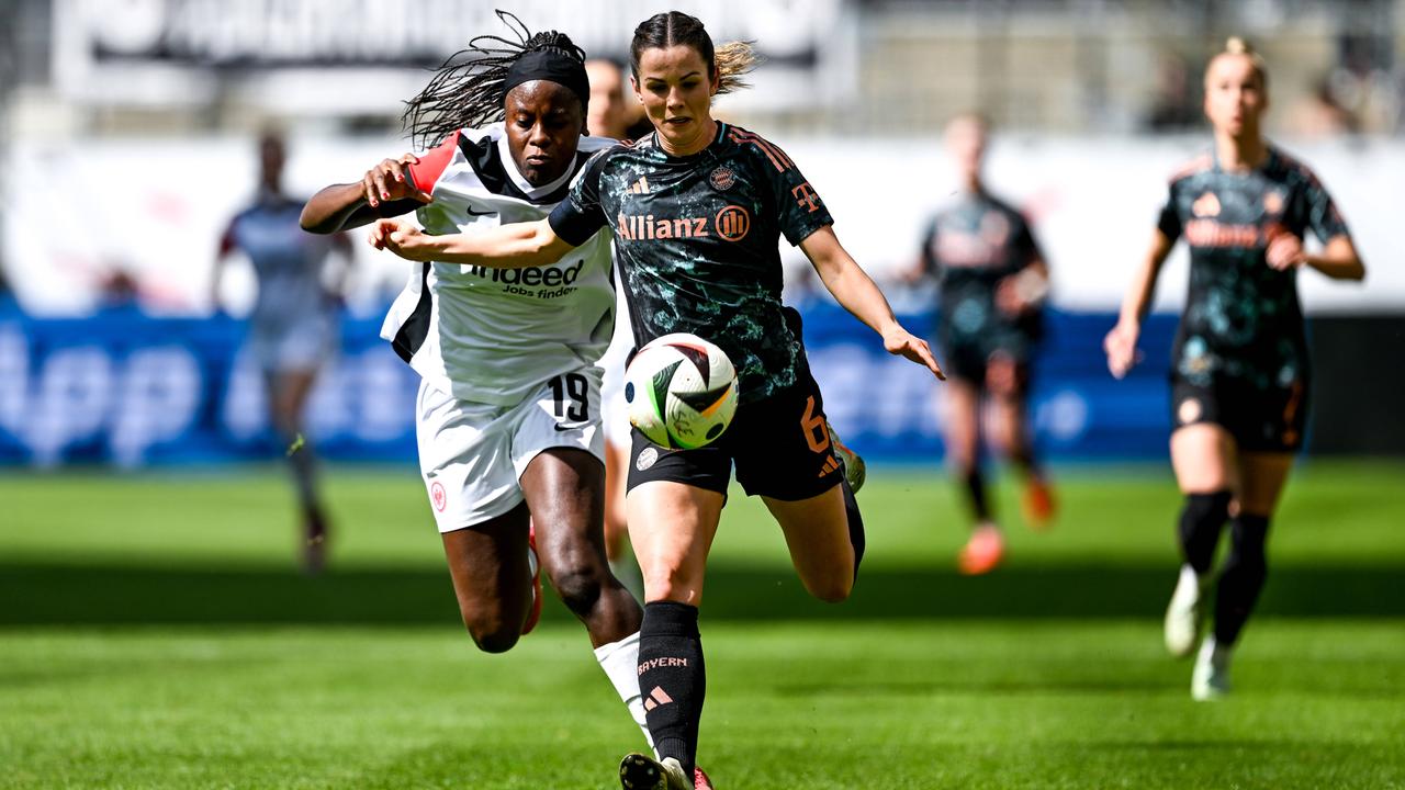 Eintracht Frankfurt's Nicole Anyomi in a ⁤duel⁤ with Tuva Hansen from‍ FC Bayern munich.