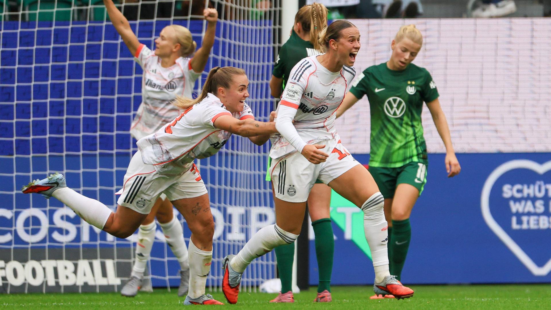 Torschützin Klara Bühl jubelt nach ihrem Tor zum 1:0 gegen den VfL Wolfsburg.