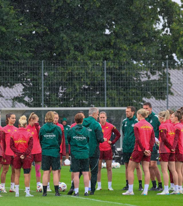 Die Spielerinnen der deutschen Fußballnationalmannschaft der Frauen bilden beim Training einen Mannschaftskreis zur Teambesprechung.