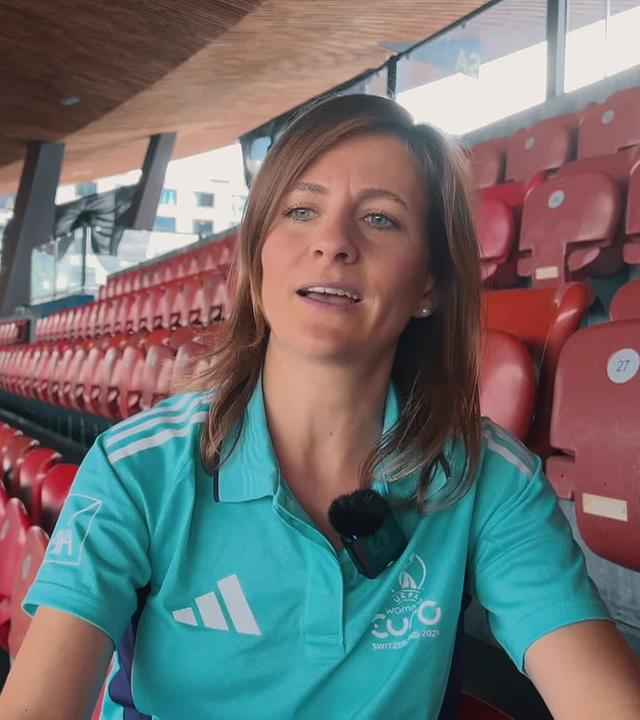 Die Stadionsprecherin der Frauen-EM, Robin Fritschi während ihrem Interview.
