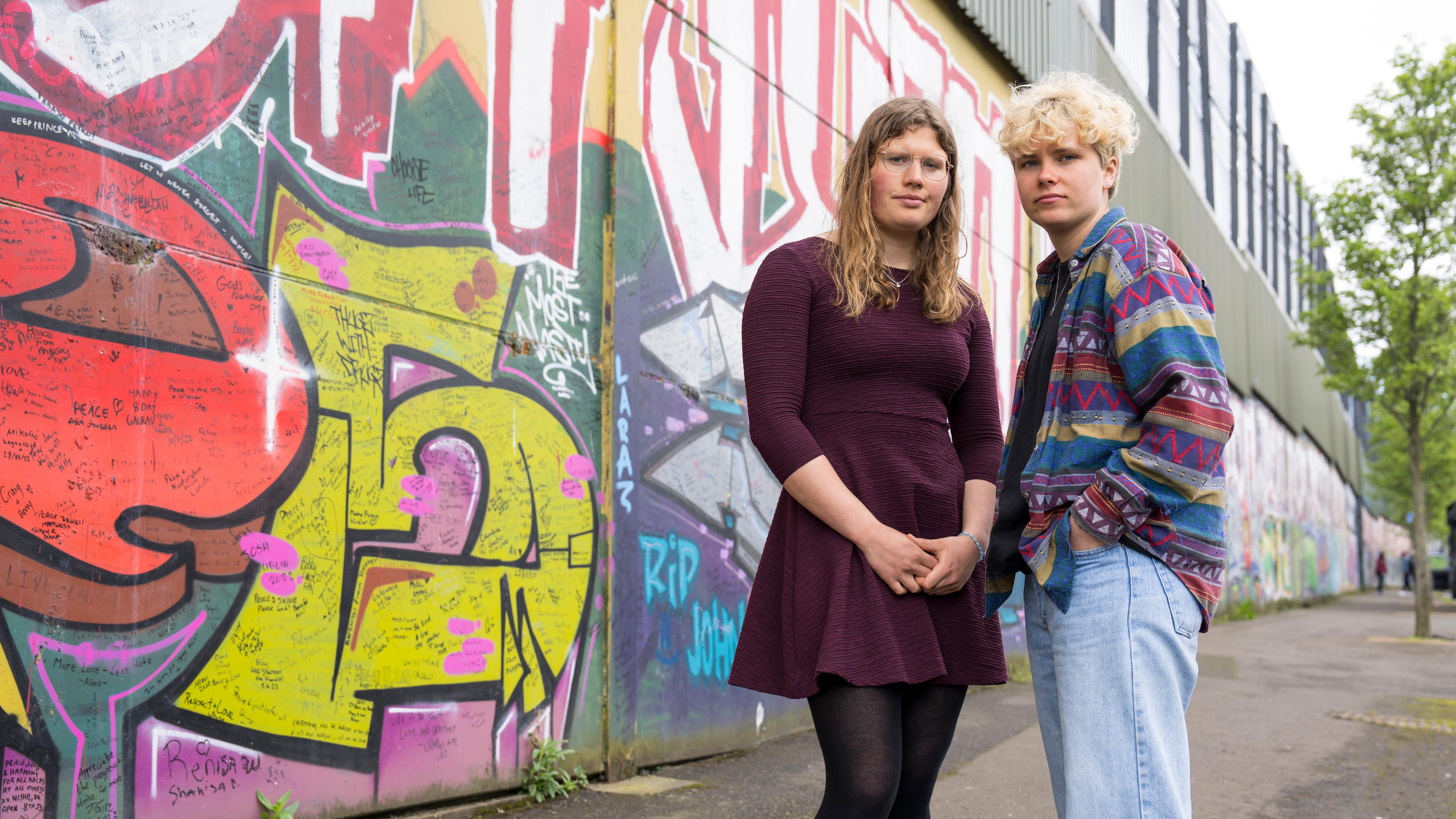 Jolina Toillie und Louisa Fleiner aus Deutschland stehen in Belfast vor der Peace-Line.