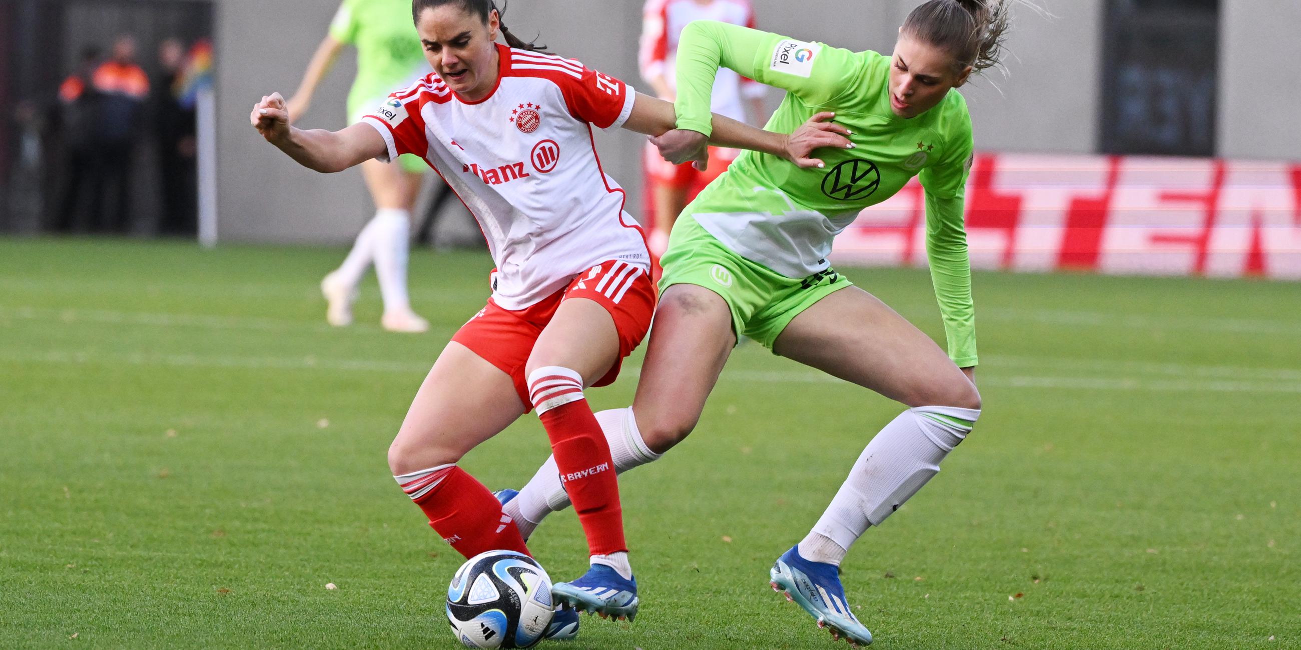 Sarah Zadrazil (l) vom FC Bayern München kämpft mit Wolfsburgs Jule Brand um den Ball.