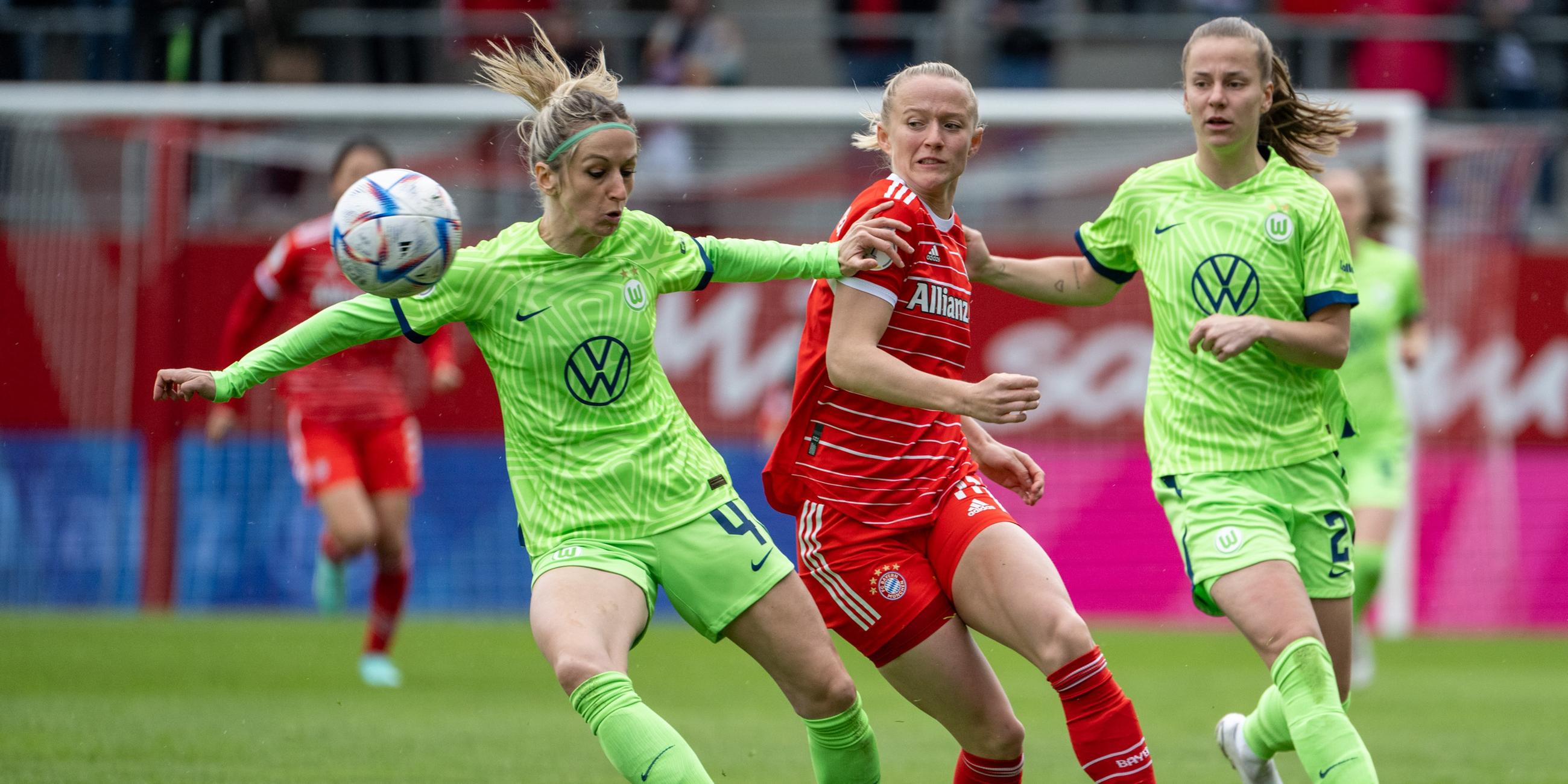Fußball: Frauen-Bundesliga FC Bayern - VfL Wolfsburg.
