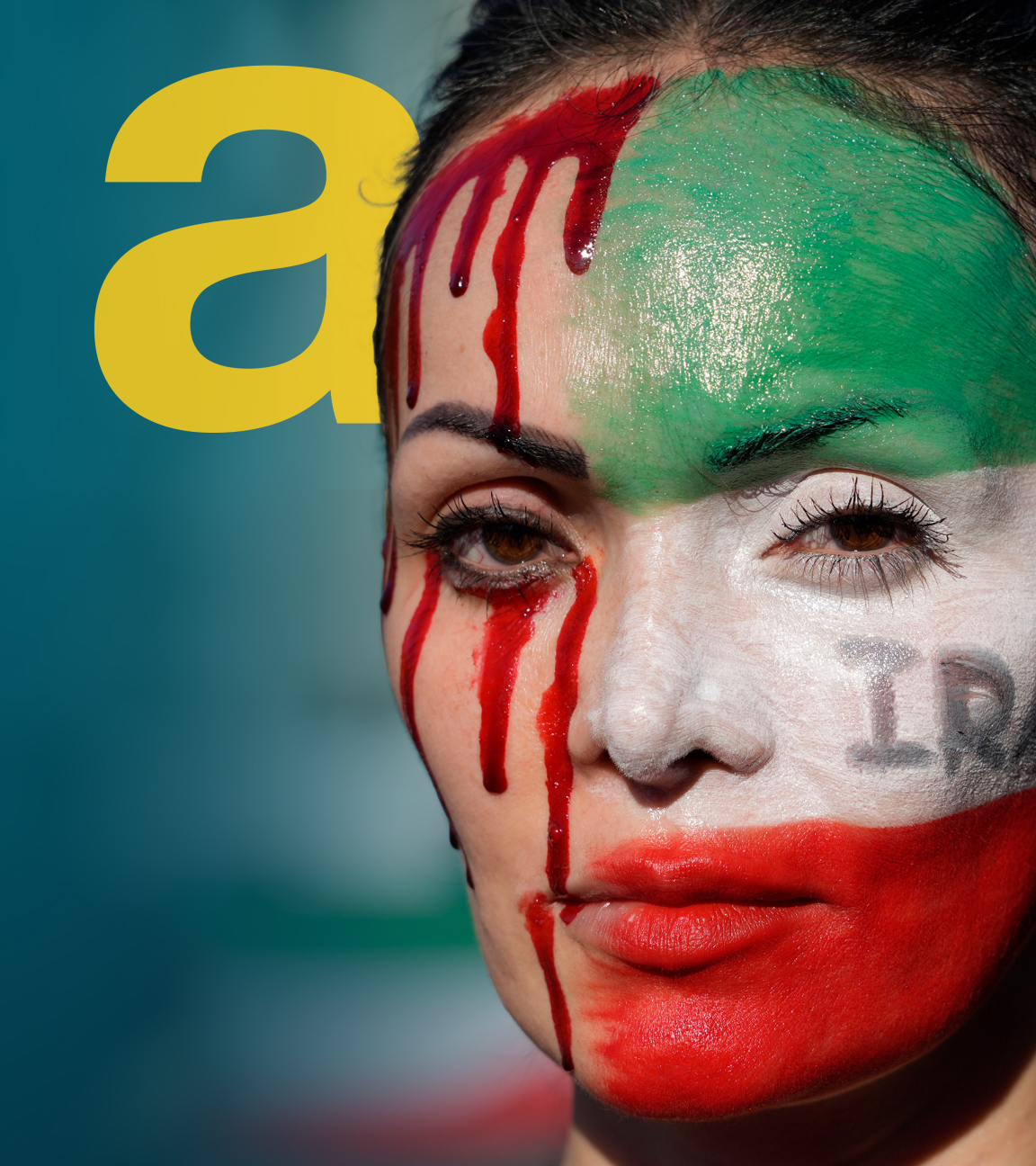 Eine Teilnehmerin einer Solidaritätsdemonstration mit den Protestierenden im Iran hat sich das Gesicht mit den Farben der iranischen Flagge und mit rotem Blut geschminkt.