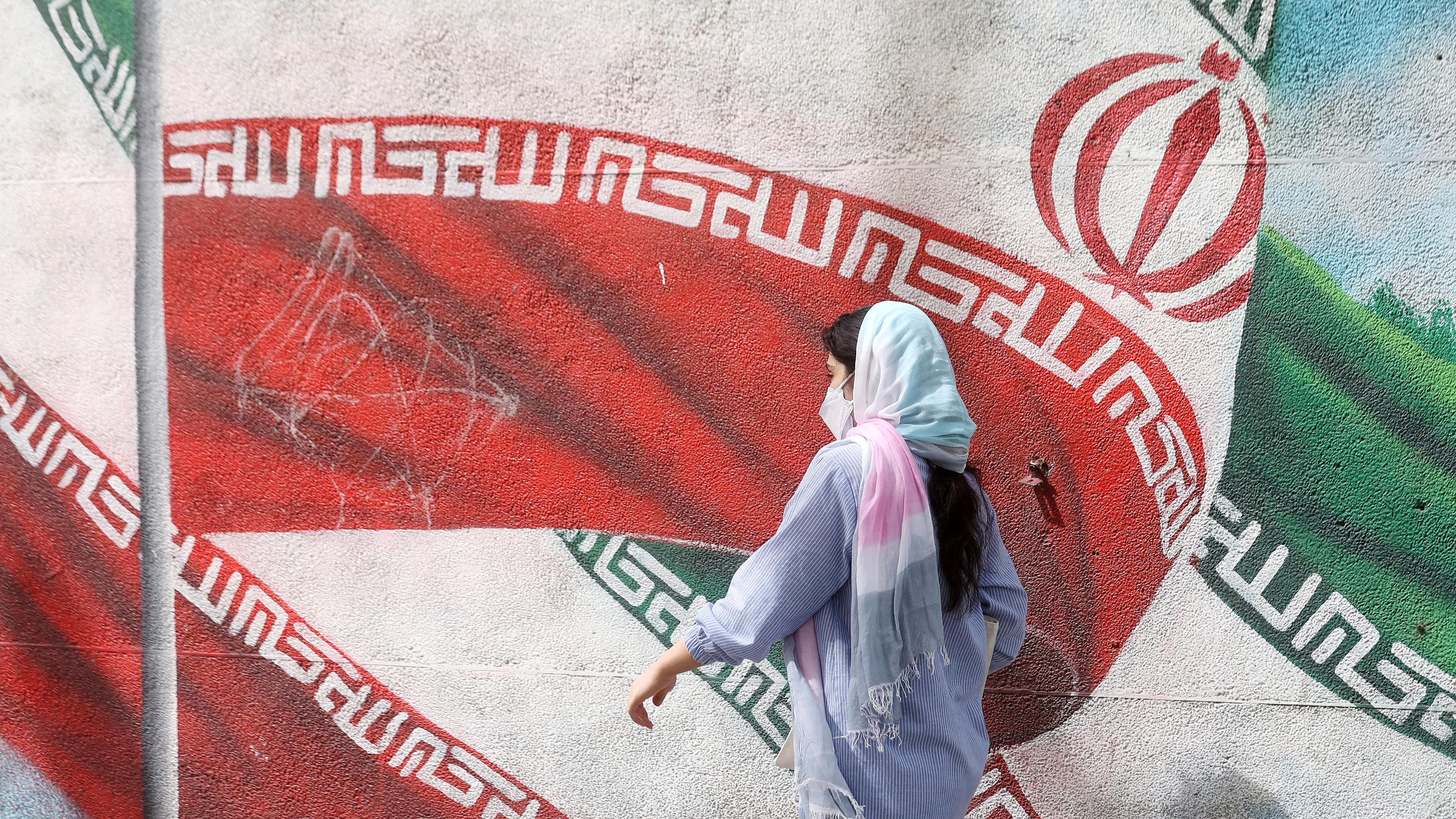 Eine iranische Frau geht auf einer Straße in Teheran, aufgenommen am 09.04.2023