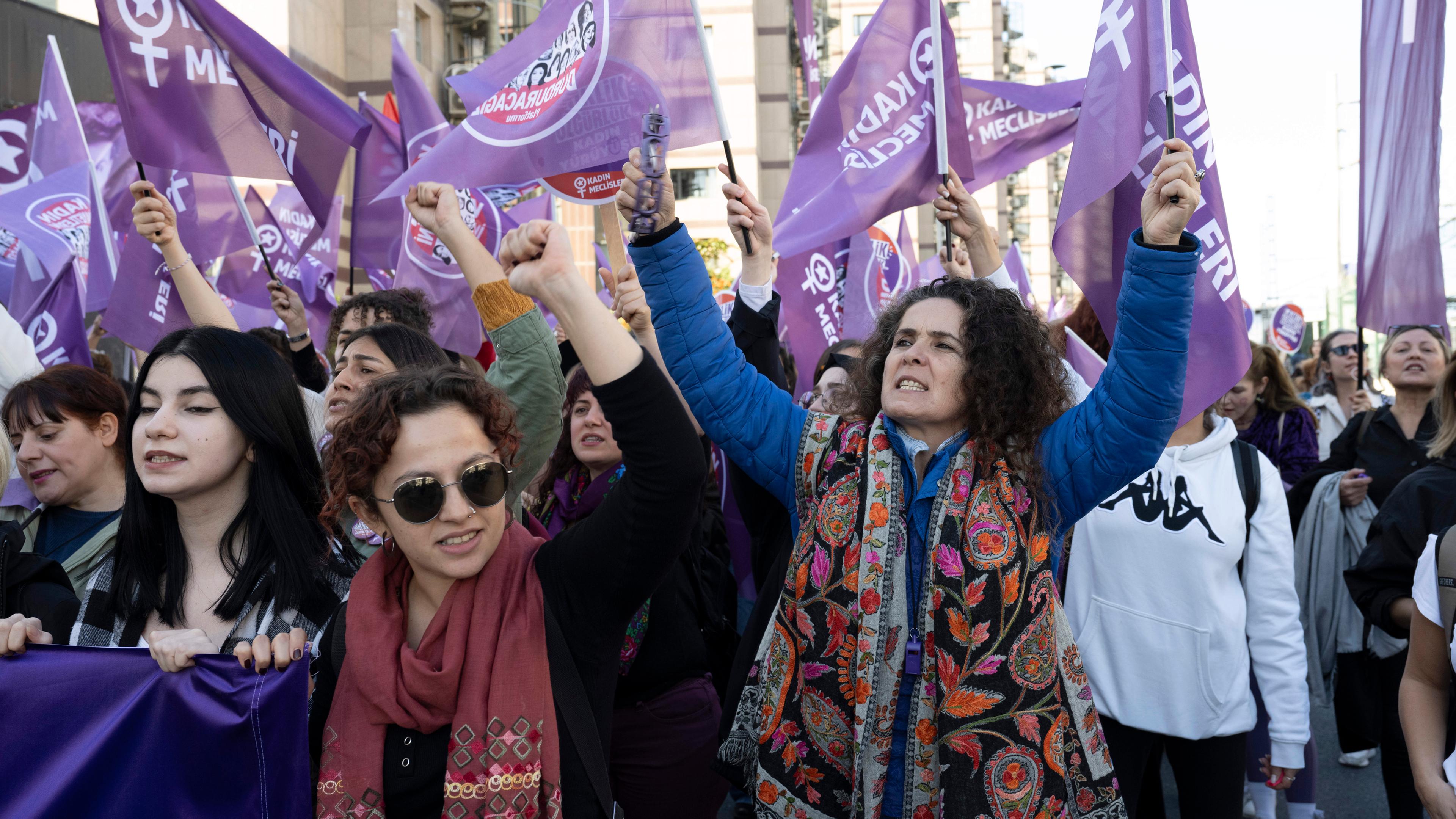  Frauen demonstrieren für Frauenrechte, gegen Femizide, gegen Geschlechterdiskriminierung und die patriarchalische Gesellschaft. 
