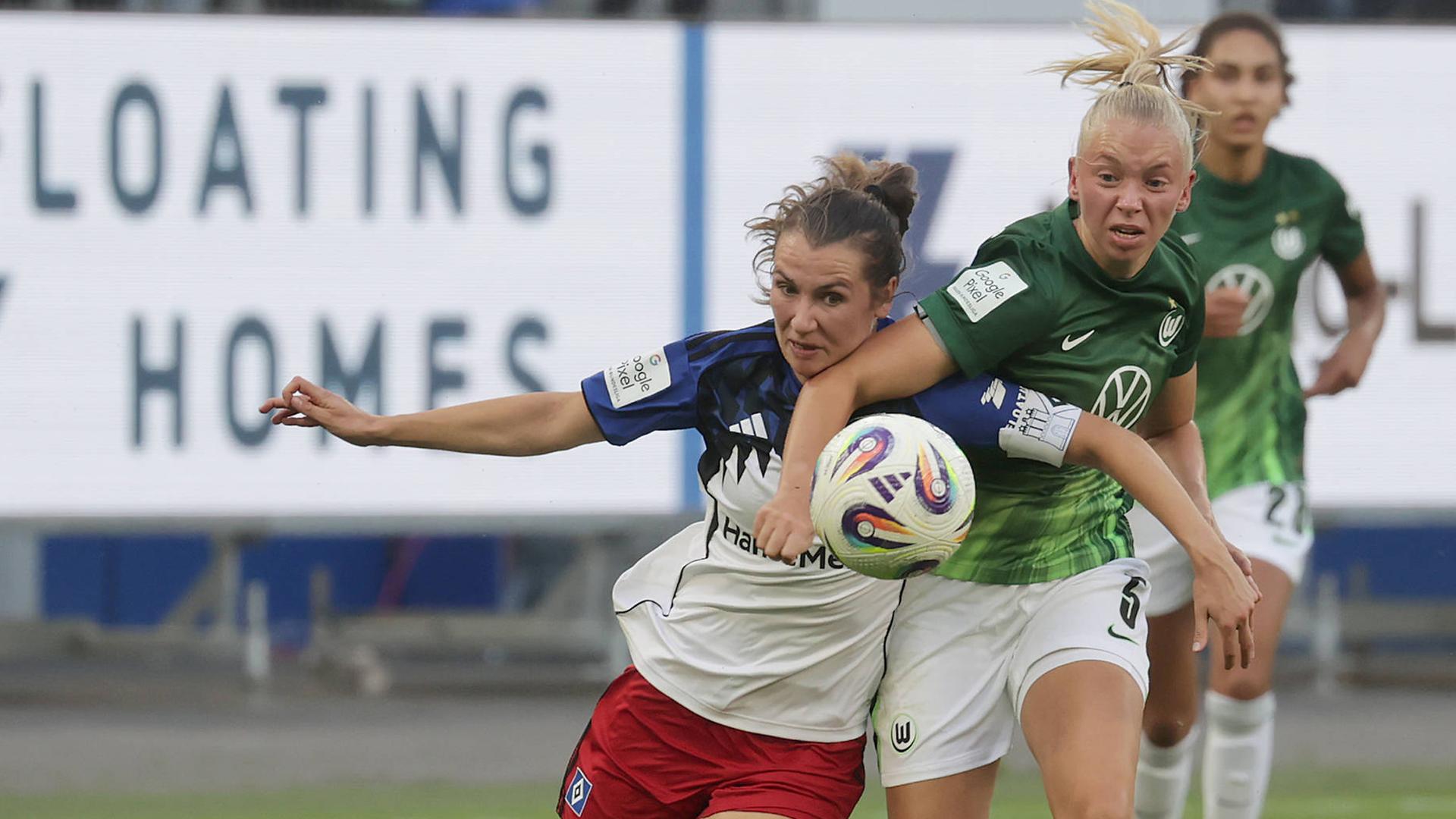 Duell zwischen Pauline Machtens (HSV) und Ella Peddemors (VfL Wolfsburg) im Volksparkstadion.
