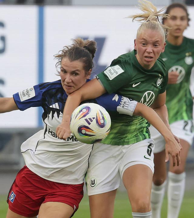 Duell zwischen Pauline Machtens (HSV) und Ella Peddemors (VfL Wolfsburg) im Volksparkstadion.