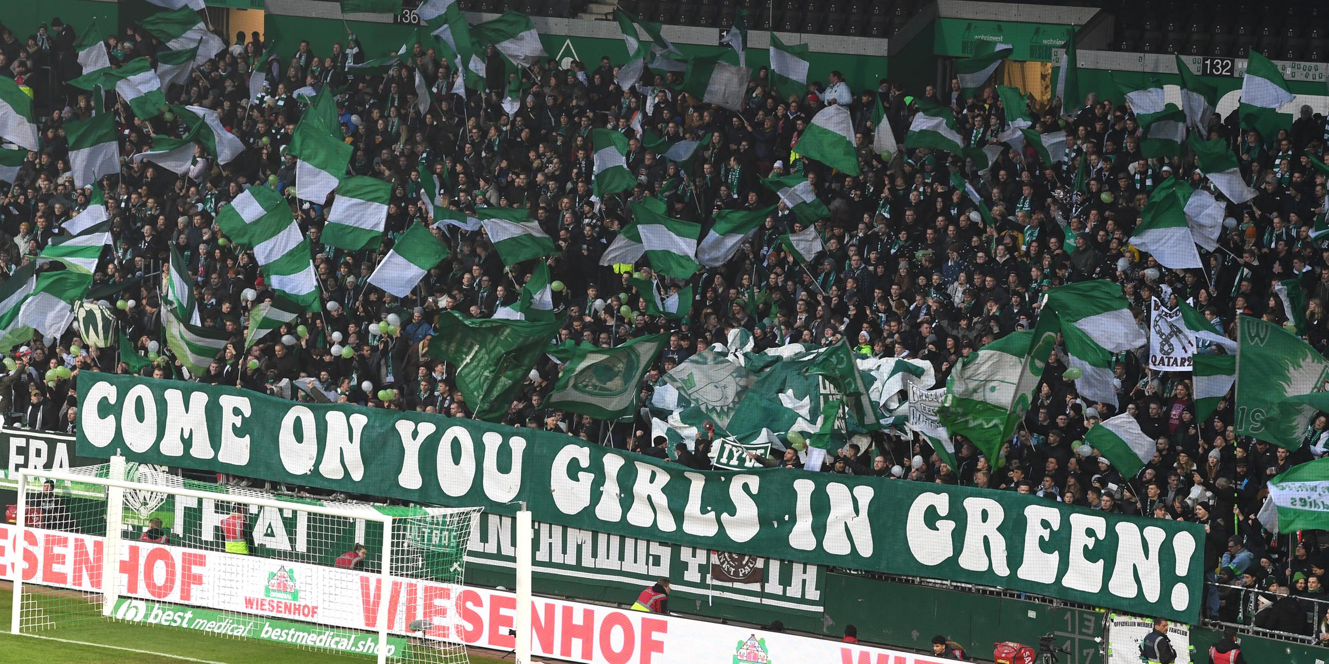 Werders Fans in der Ostkurve haben ein Banner für die Frauen aufgehängt