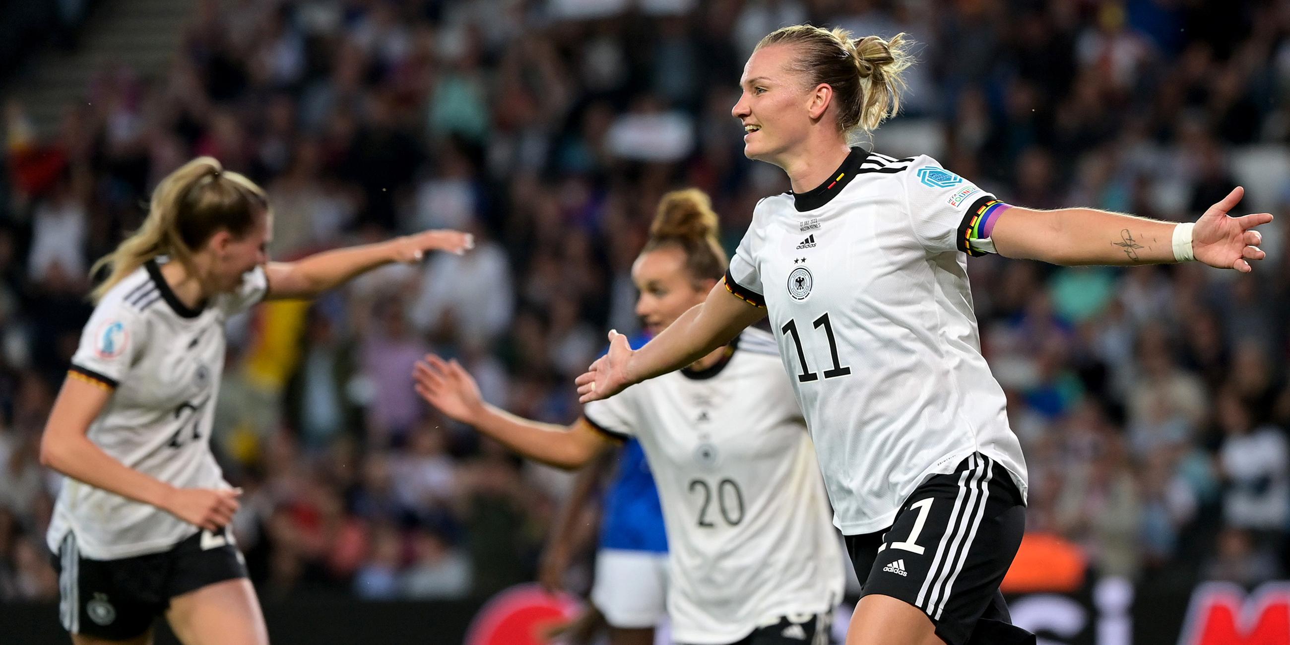 Deutschlands Alexandra Popp bejubelt ihr Tor zum 1:0 am 27.07.2022.