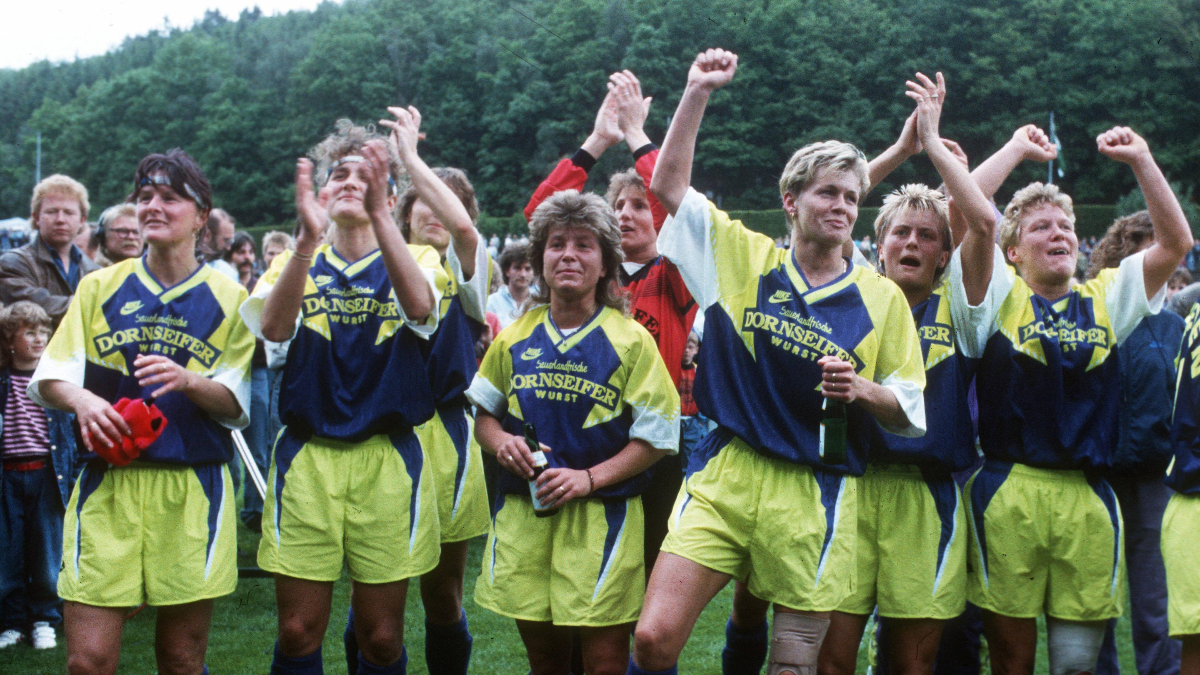 Der TSV Siegen mit der späteren Bundestrainerin Silvia Neid feiert den Gewinn der Deutschen Meisterschaft 1991
