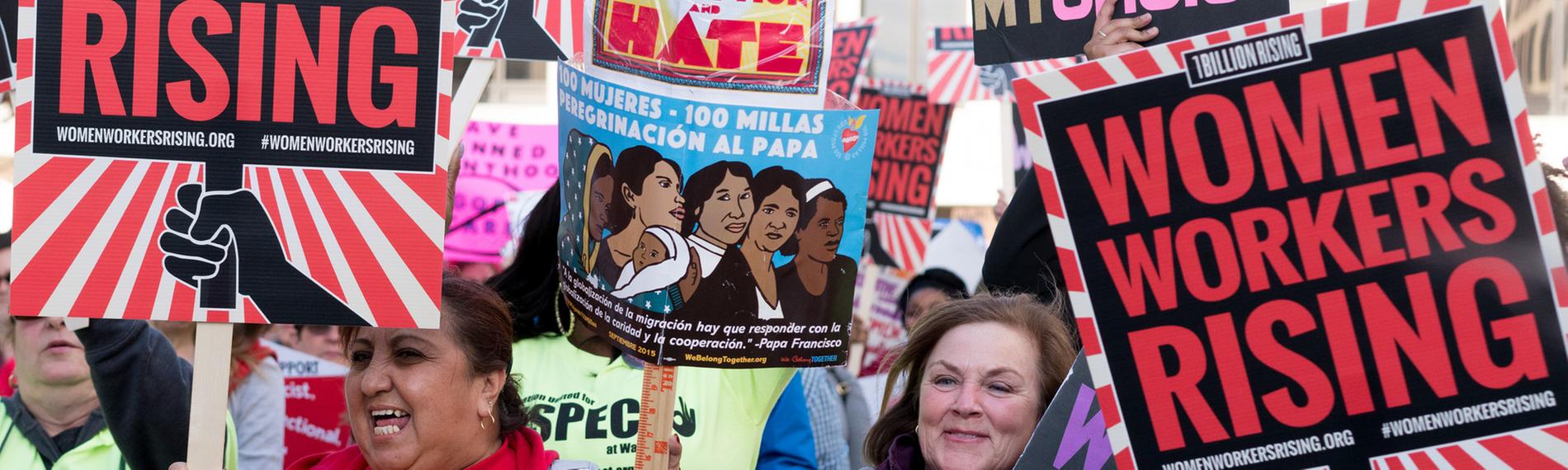 "Frauenprotest und Widerstand - Kampf für ein neues Amerika": Frauen demonstrieren mit Schildern und Plakaten.