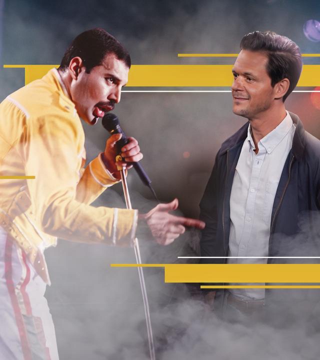 Jo Schück blickt auf ein Foto von Freddie Mercury 