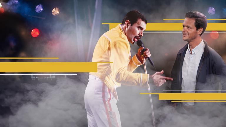Jo Schück blickt auf ein Foto von Freddie Mercury 