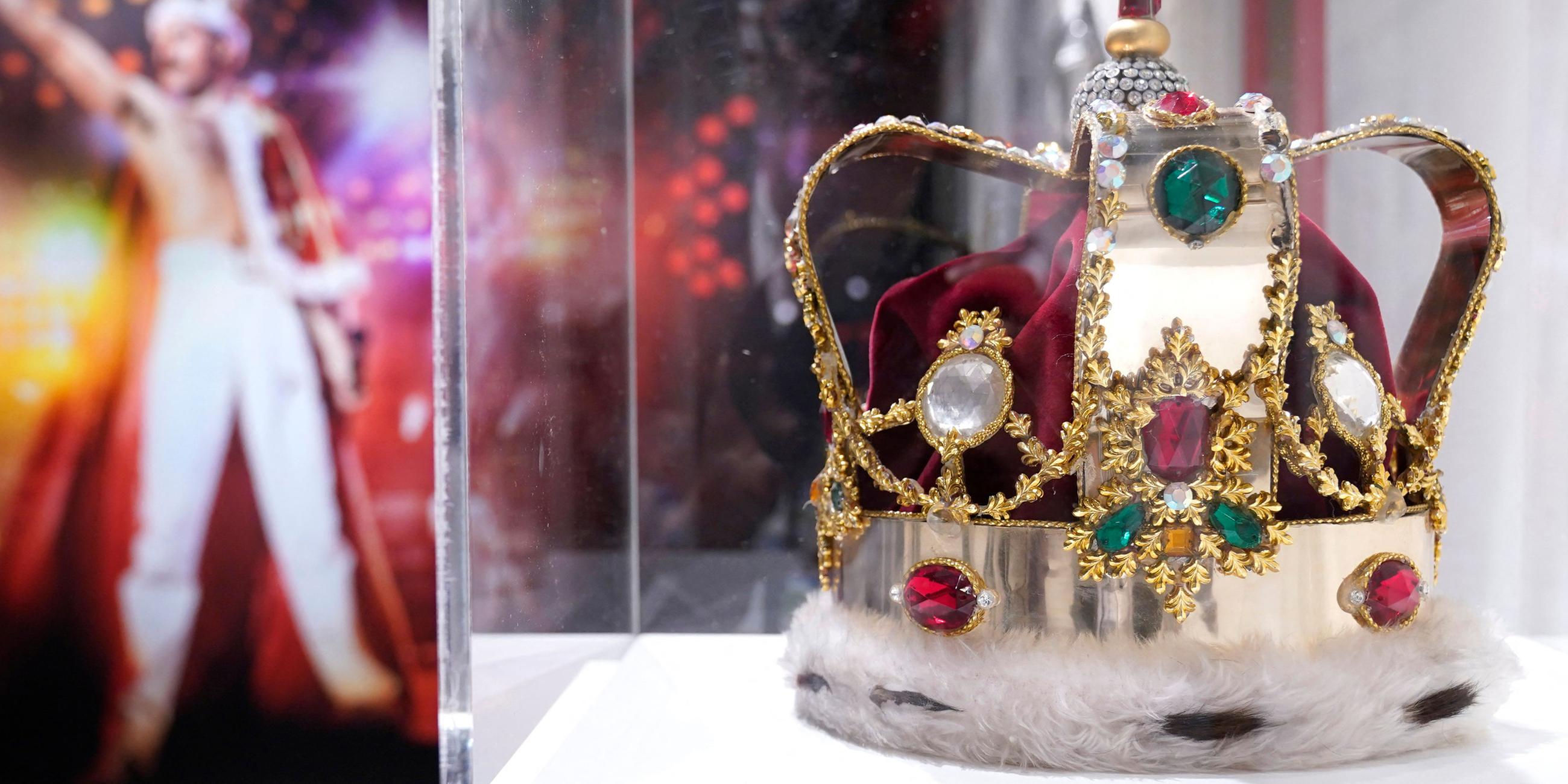 Die charakteristische Krone des britischen Singer-Songwriters Freddie Mercury wird während der Medienvorschau gezeigt.