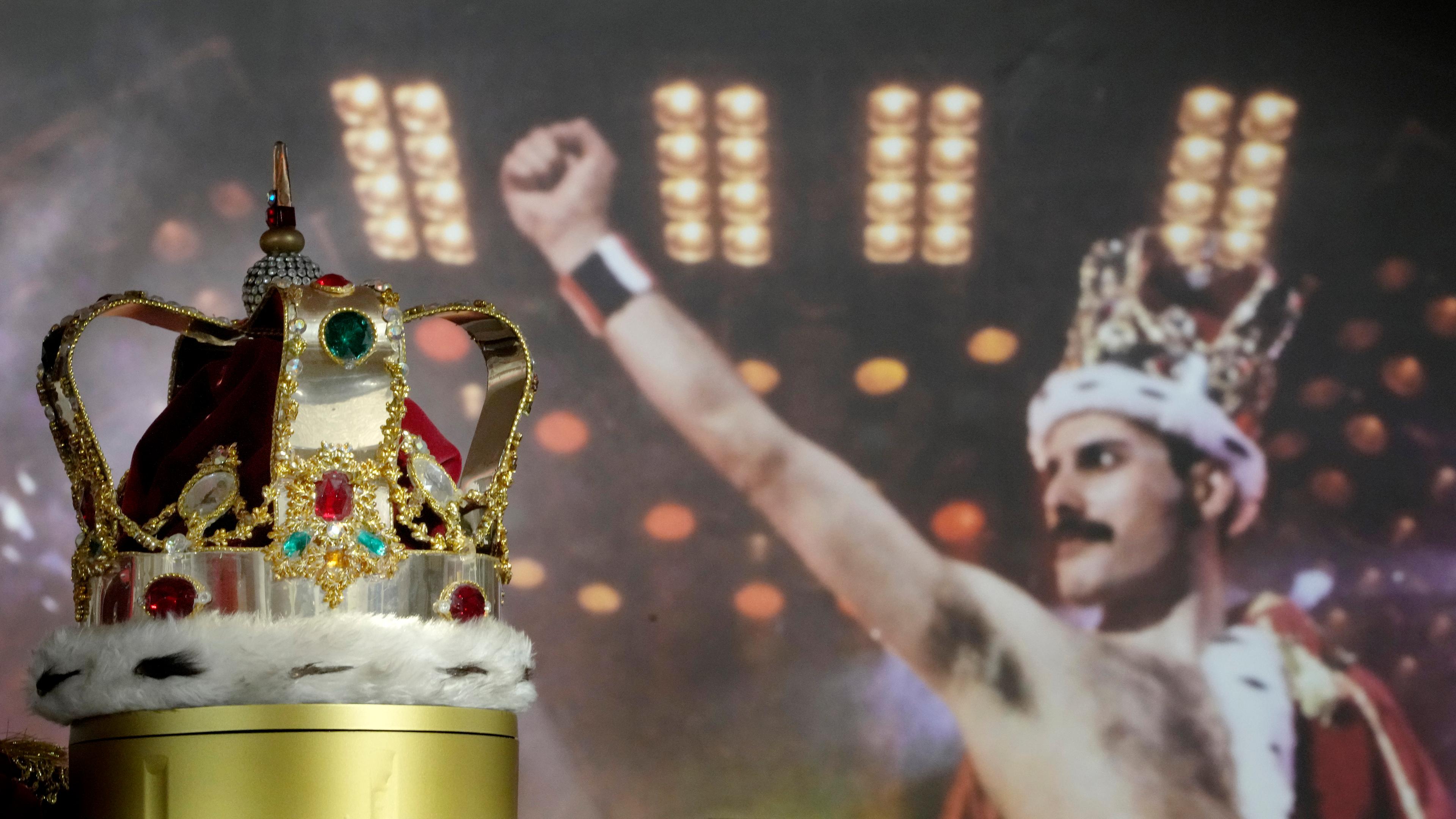 Freddie Mercurys charakteristische Krone, die er während der «Magic»-Tour trug, wird in den Auktionsräumen von Sotheby's ausgestellt.