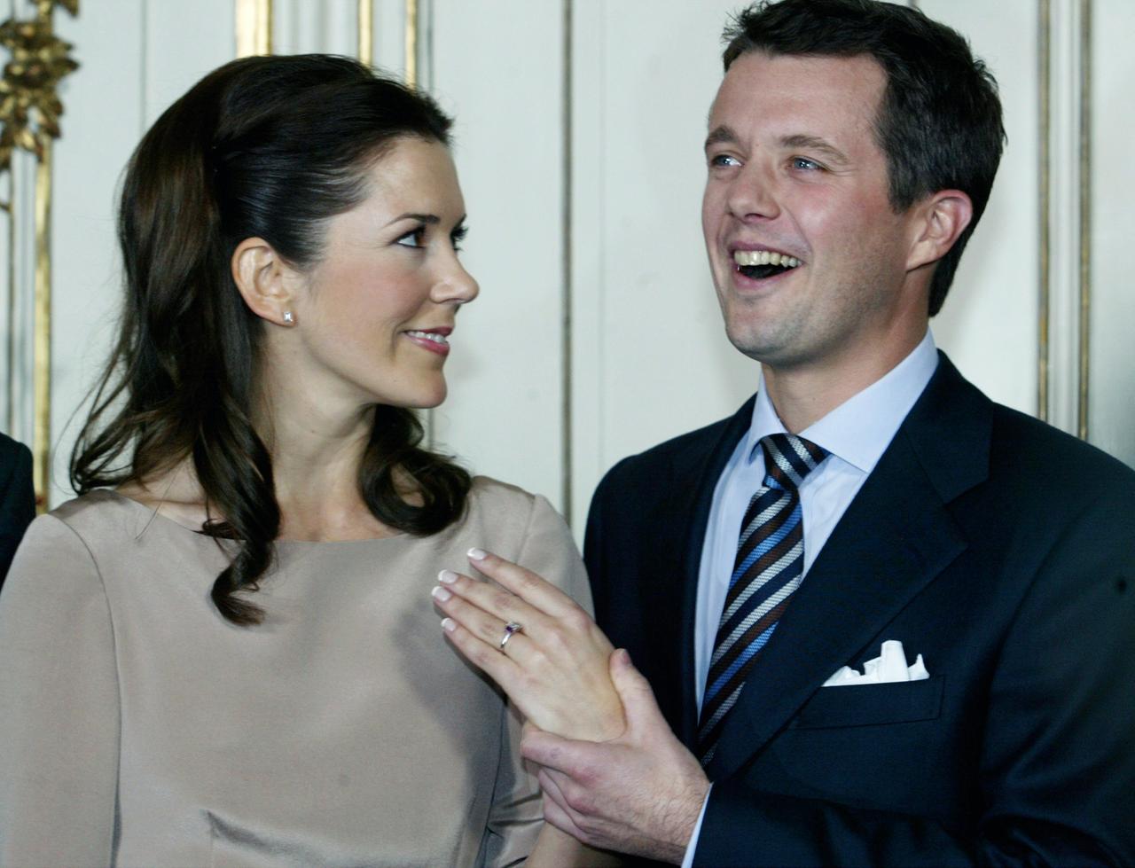 Frederik von Dänemark und Mary Donaldson geben ihre Verlobung bekannt.