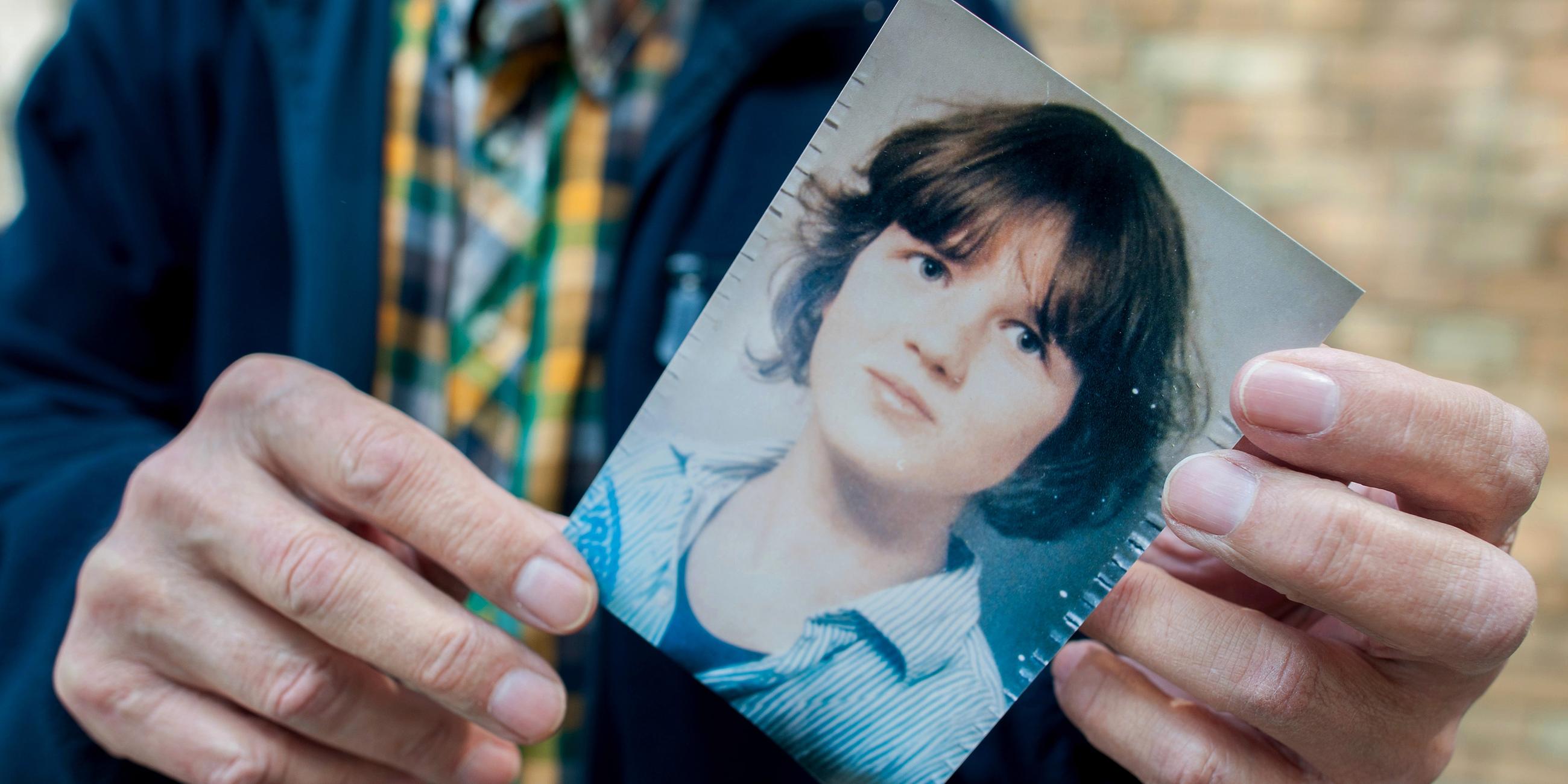 Hans von Möhlmann hält am 20.05.2015 in Hannover (Niedersachsen) ein Foto seiner 1981 ermordeten Tochter Frederike in den Händen