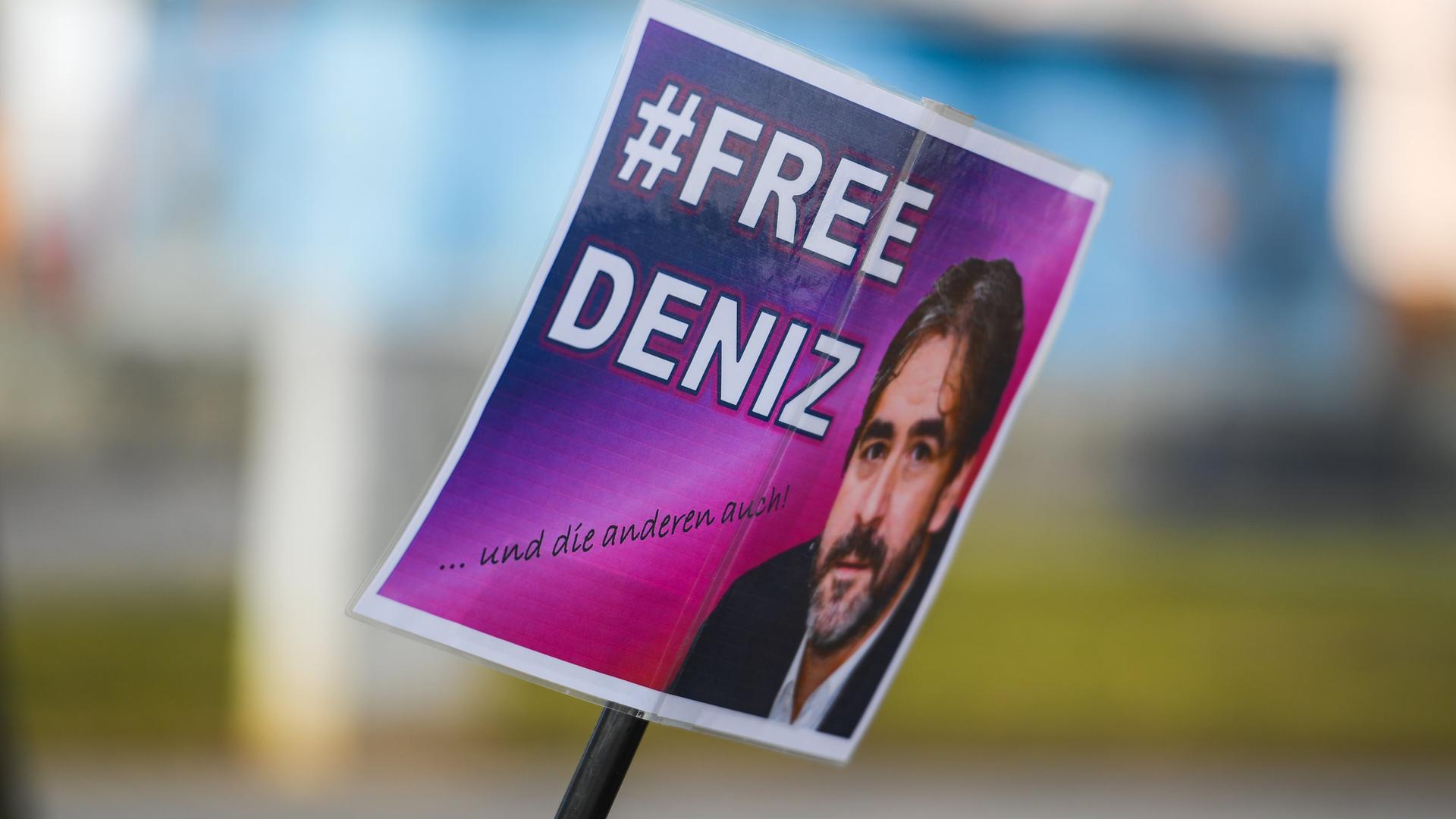 Schild mit der Aufschrift #free deniz