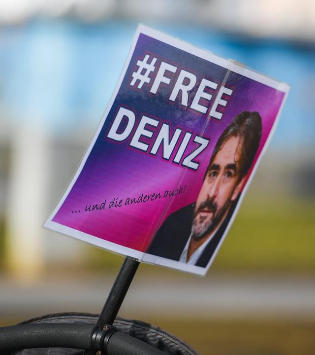 Schild mit der Aufschrift #free deniz