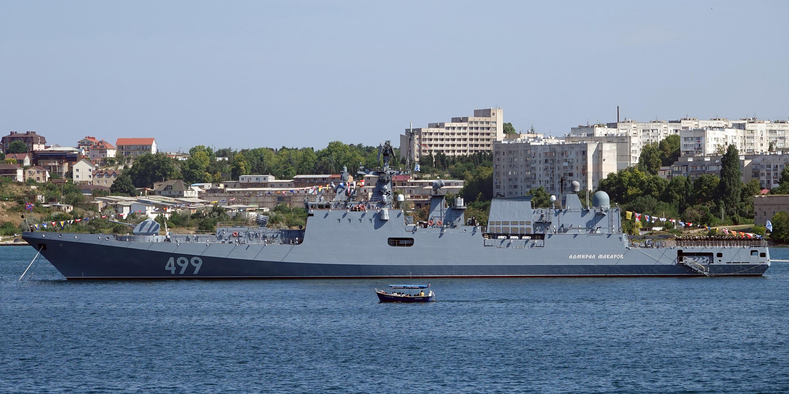 Das russische Kriegsschiff "Admiral Makarow" der russischen Schwarzmeerflotte liegt vor der Hafenstadt Sewastopol. 