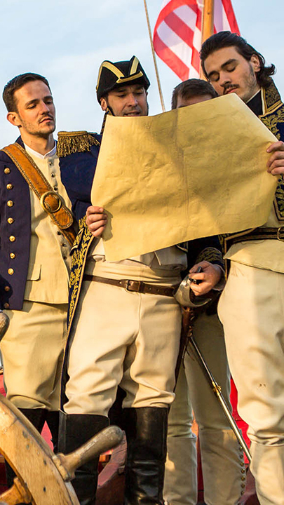 Nachgestellte Szene: Auf der Brücke eines amerikanischen Schlachtschiffs stehen die Offiziere und beraten die Schlacht gegen die Korsaren