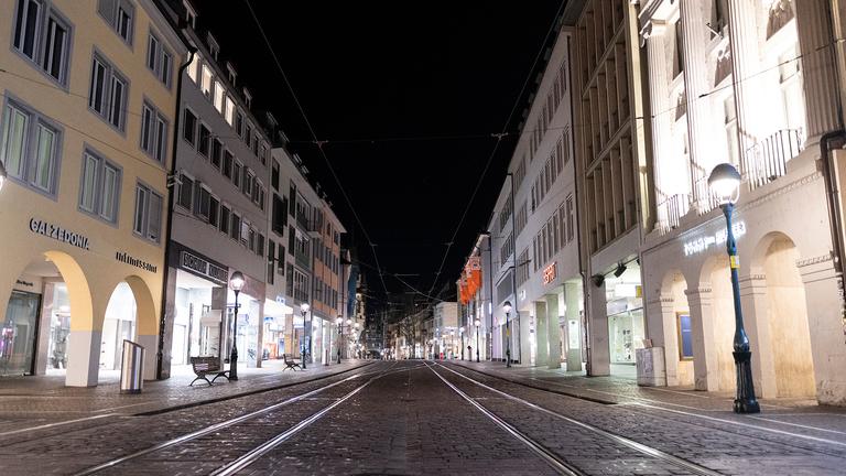 Baden-Württemberg: Menschenleere Fußgängerzone in der Innenstadt von Freiburg.