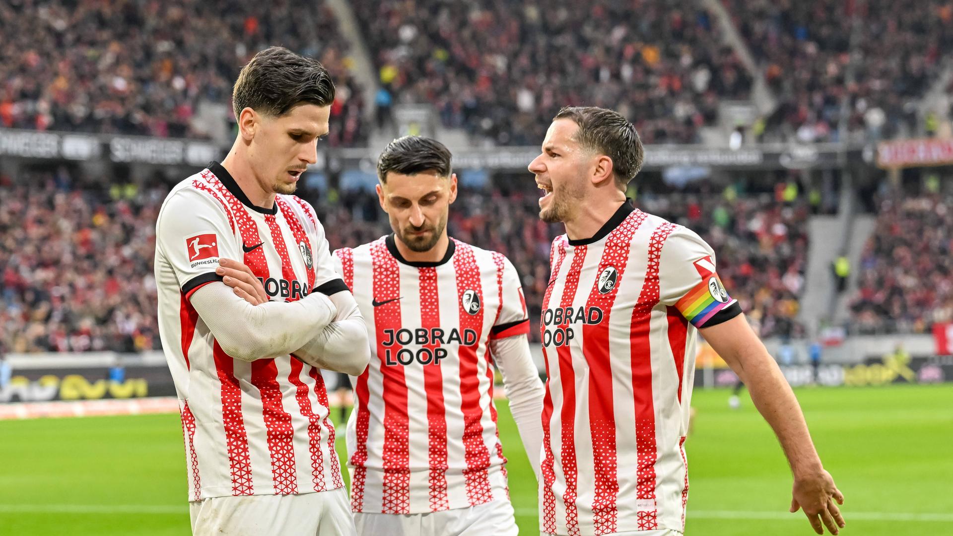 Igor Matanovic (SC Freiburg, 31), Christian Guenter (SC Freiburg, 30) und Vincenzo Grifo (SC Freiburg, 32) jubeln. 
