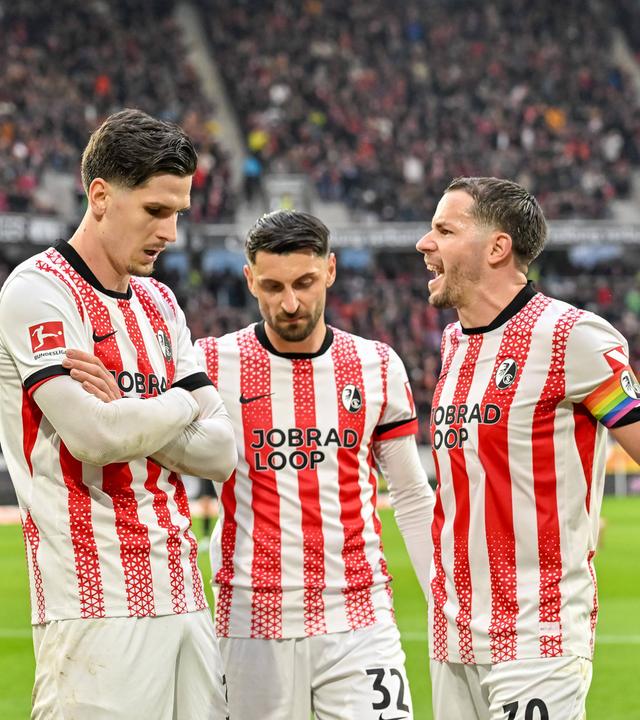Igor Matanovic (SC Freiburg, 31), Christian Guenter (SC Freiburg, 30) und Vincenzo Grifo (SC Freiburg, 32) jubeln. 