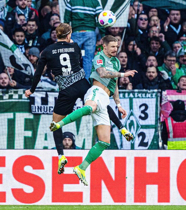Kopfballduell zwischen Lucas Hoeler (SC Freiburg) und Marco Friedl (SV Werder Bremen).