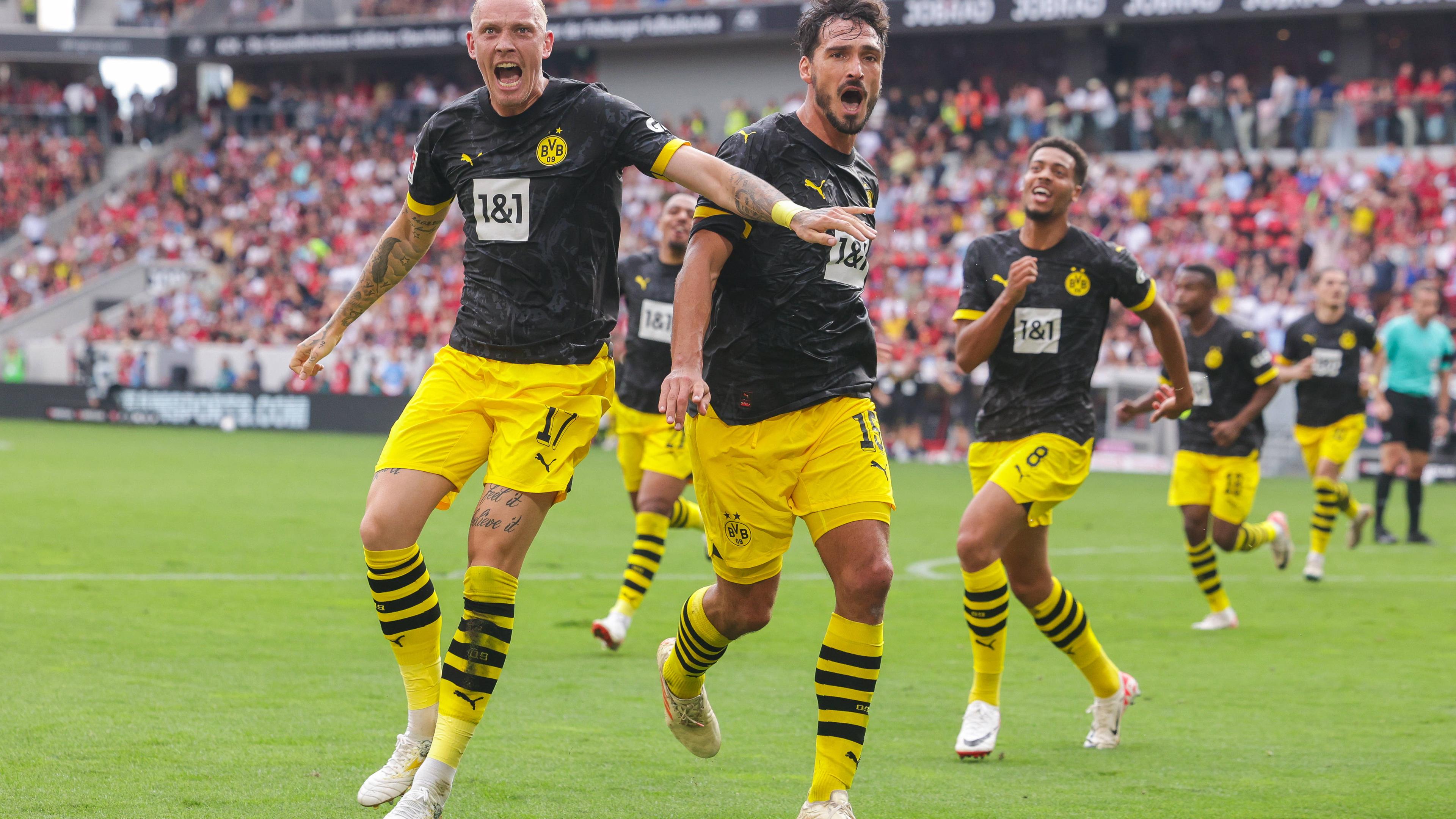  v. l. Marius Wolf (Borussia Dortmund), Mats Hummels (Borussia Dortmund) bejubeln das Tor zum 2:3, am 16.09.23 im Europa-Park Stadion.