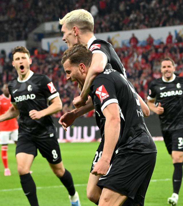 Lucas Höler und Matthias Ginter (SC Freiburg) jubeln. 