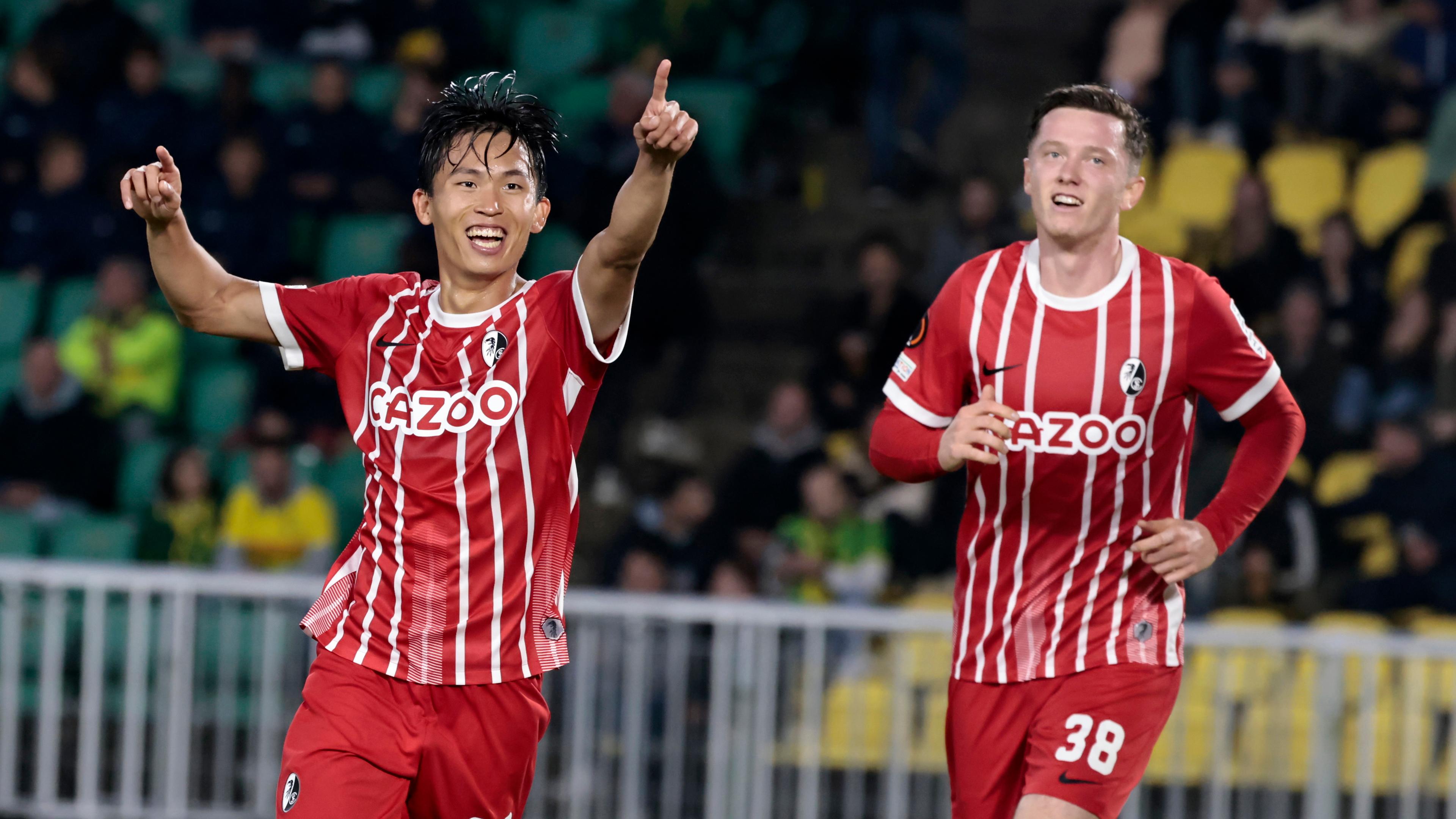 Jeong Woo-yeong (links) vom SC Freiburg jubelt über sein Tor zum 0:4 in Nantes