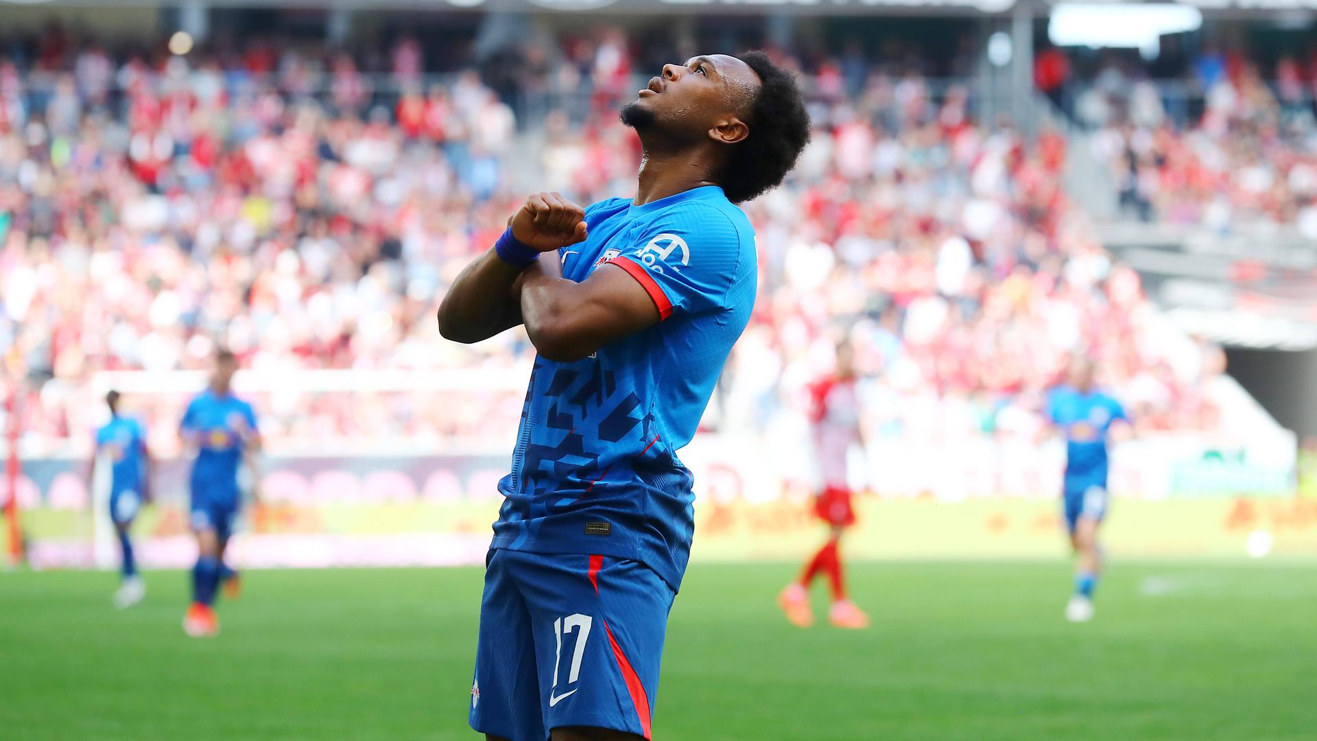 Torschütze Lois Openda jubelt.